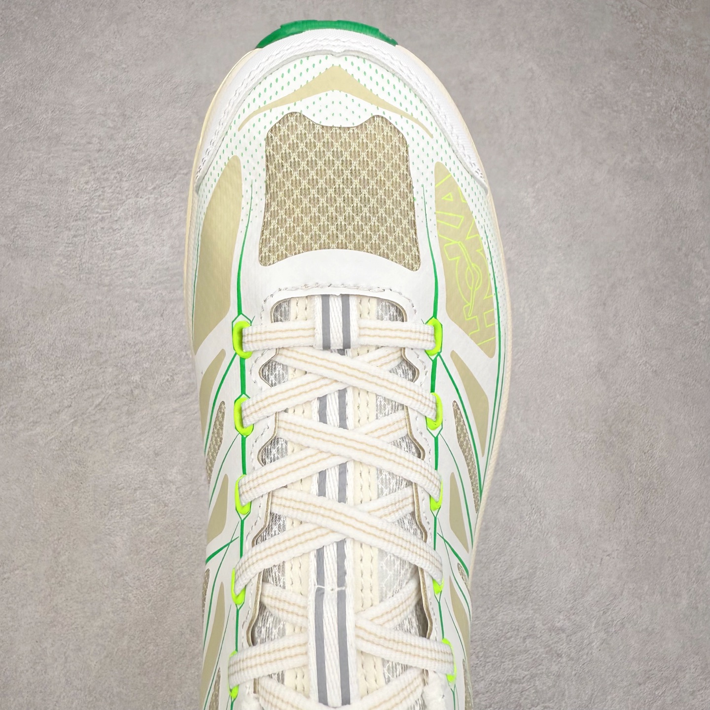 图片[4]-HOKA ONE ONE Mafate Speed 2 Low 玛法特2代系列低帮轻量户外越野休闲运动慢跑鞋 HOKA ONE ONE 最近推出了一个胶囊系列 Origin Story 这个系列里的 Mafate Speed 2 可以说让我日思夜想有一阵子了 最近终于拔草 让我来分享一下这双也是上脚赞到爆的越野跑鞋吧 以阿尔卑斯山脉作为主题将亮黄色与蓝色调覆盖在这经典轮廓之上 配色的呈现效果相当亮眼 以至于很多人买这个配色是用来日常搭配的 鞋面采用超轻的无缝架构 轻薄的TPU贴在透气的鞋面材料上 减轻重量同时也保证了支撑性 鞋底则采用滚动平衡技术 引导跑者回归自然步态 祖传的神奇EVA材质中底依旧是一如既往地表现优秀 能提供充足的缓震 作为HOKA家的越野跑鞋 VIBRAM 橡胶大底也是必不可少的 即便在复杂湿滑的地形 依旧能有良好的抓地力及稳定性 鞋带采用了弹性不易松脱的扁宽弹性鞋带 前掌与中掌部分也进行了加宽 也更加适合亚洲人的脚型 是一款十分全面且足够强悍的户外硬核越野鞋 而这双极其亮眼的越野跑鞋恰好又是在江山一百中参赛的UTMB冠军 Ludovic POMMERET 夺冠时穿着的战靴 这就让它变得更加有吸引力了 用来日常搭配的话短裤是基本不挑 长裤我个人推荐阔腿裤 工装裤以及各种长筒牛仔裤都可以 尺码：36 36.5 37.5 38 38.5 39 40 40.5 41 42 42.5 43 44 44.5 45-选品中心