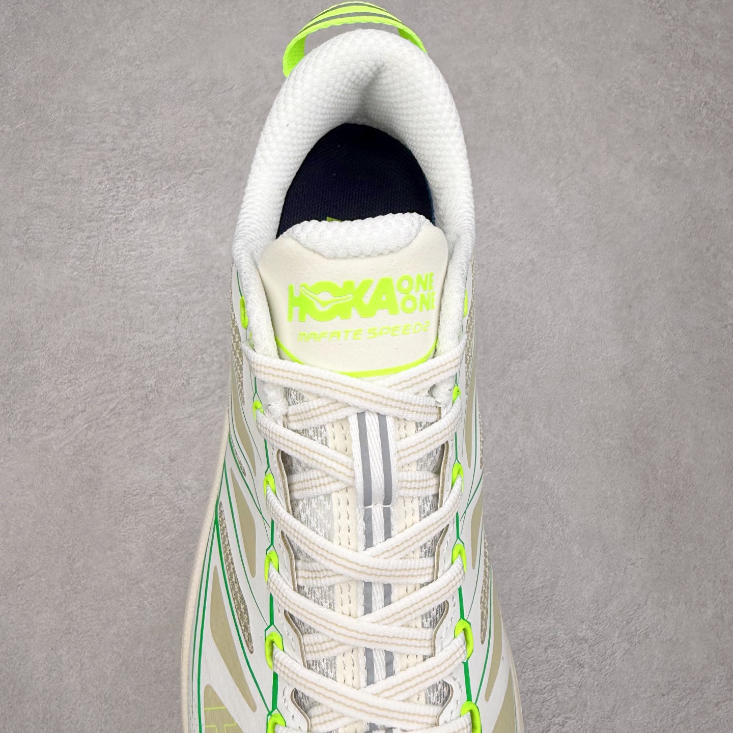 图片[5]-HOKA ONE ONE Mafate Speed 2 Low 玛法特2代系列低帮轻量户外越野休闲运动慢跑鞋 HOKA ONE ONE 最近推出了一个胶囊系列 Origin Story 这个系列里的 Mafate Speed 2 可以说让我日思夜想有一阵子了 最近终于拔草 让我来分享一下这双也是上脚赞到爆的越野跑鞋吧 以阿尔卑斯山脉作为主题将亮黄色与蓝色调覆盖在这经典轮廓之上 配色的呈现效果相当亮眼 以至于很多人买这个配色是用来日常搭配的 鞋面采用超轻的无缝架构 轻薄的TPU贴在透气的鞋面材料上 减轻重量同时也保证了支撑性 鞋底则采用滚动平衡技术 引导跑者回归自然步态 祖传的神奇EVA材质中底依旧是一如既往地表现优秀 能提供充足的缓震 作为HOKA家的越野跑鞋 VIBRAM 橡胶大底也是必不可少的 即便在复杂湿滑的地形 依旧能有良好的抓地力及稳定性 鞋带采用了弹性不易松脱的扁宽弹性鞋带 前掌与中掌部分也进行了加宽 也更加适合亚洲人的脚型 是一款十分全面且足够强悍的户外硬核越野鞋 而这双极其亮眼的越野跑鞋恰好又是在江山一百中参赛的UTMB冠军 Ludovic POMMERET 夺冠时穿着的战靴 这就让它变得更加有吸引力了 用来日常搭配的话短裤是基本不挑 长裤我个人推荐阔腿裤 工装裤以及各种长筒牛仔裤都可以 尺码：36 36.5 37.5 38 38.5 39 40 40.5 41 42 42.5 43 44 44.5 45-选品中心