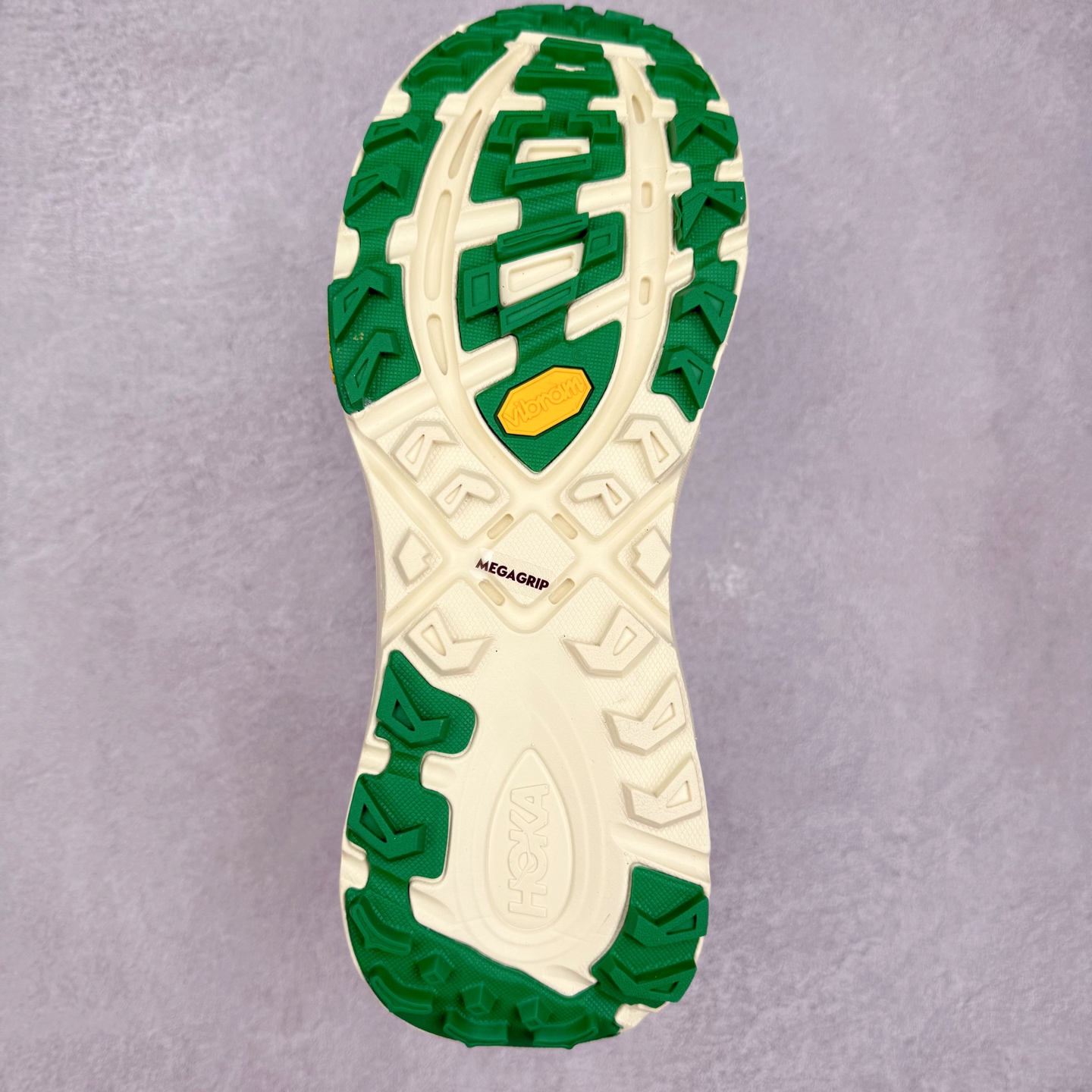 图片[9]-HOKA ONE ONE Mafate Speed 2 Low 玛法特2代系列低帮轻量户外越野休闲运动慢跑鞋 HOKA ONE ONE 最近推出了一个胶囊系列 Origin Story 这个系列里的 Mafate Speed 2 可以说让我日思夜想有一阵子了 最近终于拔草 让我来分享一下这双也是上脚赞到爆的越野跑鞋吧 以阿尔卑斯山脉作为主题将亮黄色与蓝色调覆盖在这经典轮廓之上 配色的呈现效果相当亮眼 以至于很多人买这个配色是用来日常搭配的 鞋面采用超轻的无缝架构 轻薄的TPU贴在透气的鞋面材料上 减轻重量同时也保证了支撑性 鞋底则采用滚动平衡技术 引导跑者回归自然步态 祖传的神奇EVA材质中底依旧是一如既往地表现优秀 能提供充足的缓震 作为HOKA家的越野跑鞋 VIBRAM 橡胶大底也是必不可少的 即便在复杂湿滑的地形 依旧能有良好的抓地力及稳定性 鞋带采用了弹性不易松脱的扁宽弹性鞋带 前掌与中掌部分也进行了加宽 也更加适合亚洲人的脚型 是一款十分全面且足够强悍的户外硬核越野鞋 而这双极其亮眼的越野跑鞋恰好又是在江山一百中参赛的UTMB冠军 Ludovic POMMERET 夺冠时穿着的战靴 这就让它变得更加有吸引力了 用来日常搭配的话短裤是基本不挑 长裤我个人推荐阔腿裤 工装裤以及各种长筒牛仔裤都可以 尺码：36 36.5 37.5 38 38.5 39 40 40.5 41 42 42.5 43 44 44.5 45-选品中心