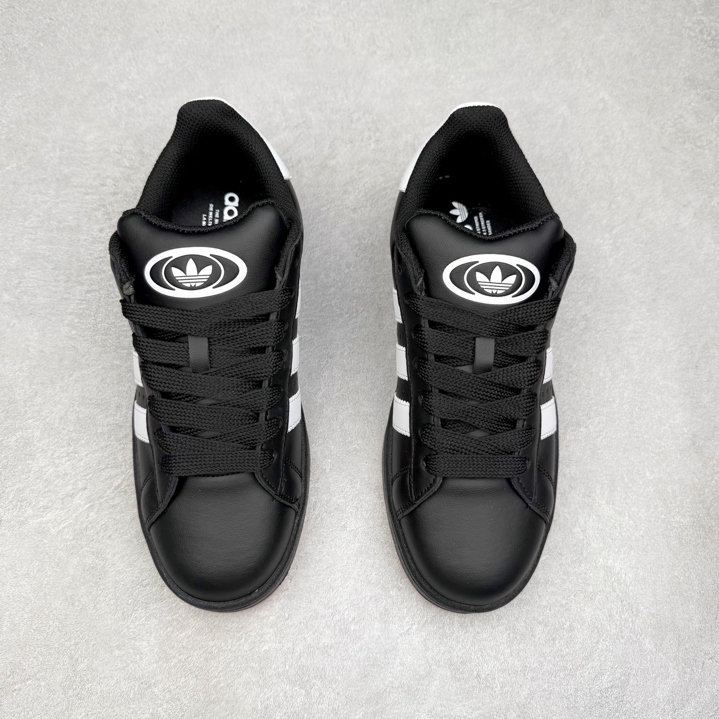 图片[2]-＃C版纯原 AD Originals Campus 00s 学院系列面包风经典复古低帮百搭休闲运动板鞋 原鞋开发 正确版型 市面唯一全鞋采用原厂头层SD皮料 正确宽版鞋盒 清洁度完美 诠释最高工艺 这次 Originals 选择了以经典复古鞋型 Campus 为蓝本打造全新面包鞋 这款鞋型联名不断 冠希当年对它更是钟爱有加 论牌面丝毫不输贝壳头、Forum 等大热鞋型 这次 Campus 一改 80 年代的瘦长造型 鞋舌、鞋身、鞋底甚至细节都变大了 营造出千禧年前后流行的面包鞋宽大廓形 因此鞋名改为 Campus 00s 鞋身采用绒面皮料搭配白色常规皮革 质感上还是延续了经典 Campus 的设计 鞋舌填充更加饱满 让鞋款整体看起来更加圆润 搭配上这款浅蓝配色 「蓝胖子」造型真的很可爱 鞋舌还加入了与以往 Campus 不同的全新三叶草 Logo 令造型更具千禧气息 鞋带也采用了加宽的设计 如果你不喜欢 这次还附送了传统鞋带可以替换 鞋底采用了米黄做旧设计 凸显鞋款的复古年代感 除了清新可人的浅蓝配色 还有一款酷灰配色 造型更加硬朗复古 而且相比浅蓝配色更加耐脏 尺码：36 36⅔ 37⅓ 38 38⅔ 39⅓ 40 40⅔ 41⅓ 42 42⅔ 43⅓ 44 44 ⅓ 45-选品中心