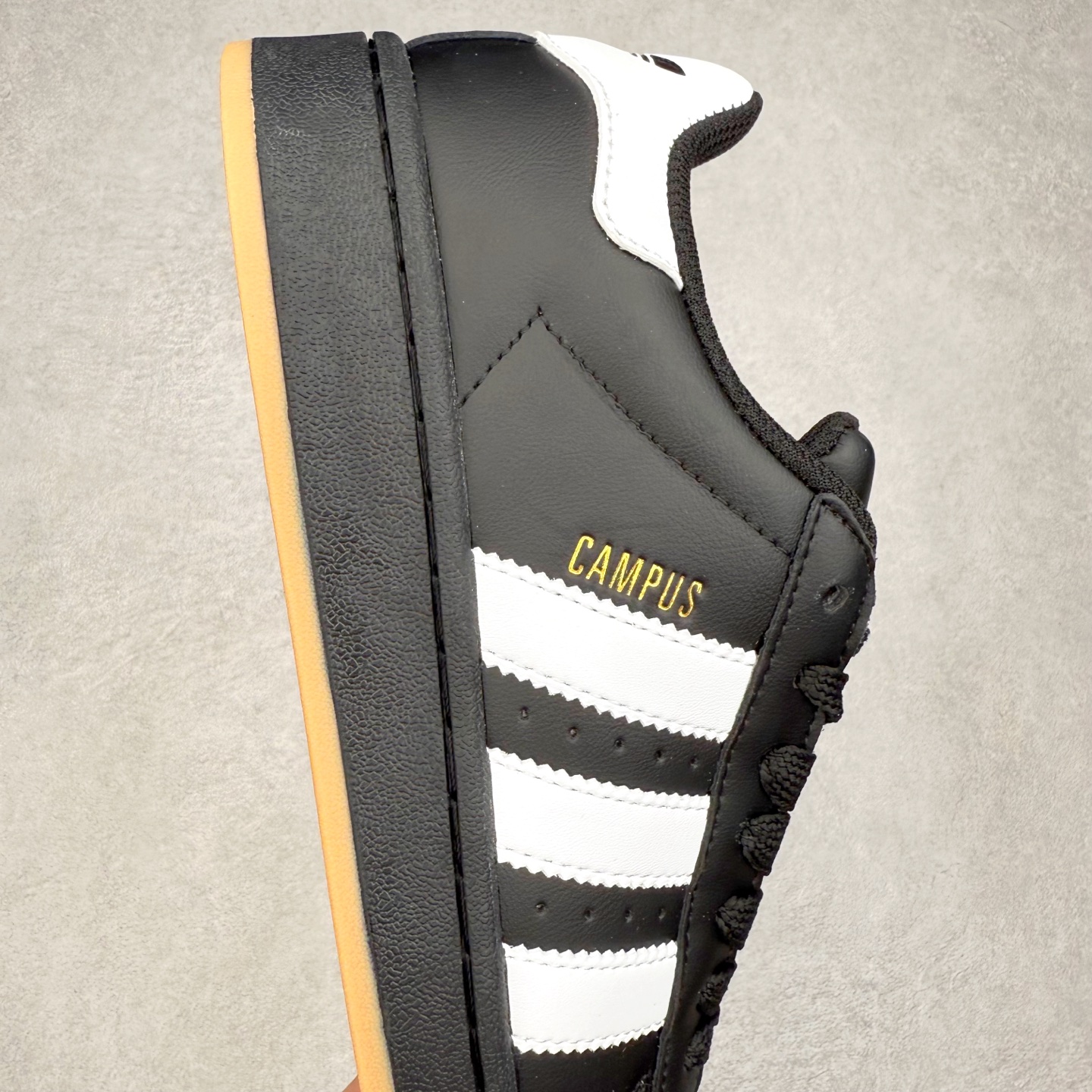 图片[6]-＃C版纯原 AD Originals Campus 00s 学院系列面包风经典复古低帮百搭休闲运动板鞋 原鞋开发 正确版型 市面唯一全鞋采用原厂头层SD皮料 正确宽版鞋盒 清洁度完美 诠释最高工艺 这次 Originals 选择了以经典复古鞋型 Campus 为蓝本打造全新面包鞋 这款鞋型联名不断 冠希当年对它更是钟爱有加 论牌面丝毫不输贝壳头、Forum 等大热鞋型 这次 Campus 一改 80 年代的瘦长造型 鞋舌、鞋身、鞋底甚至细节都变大了 营造出千禧年前后流行的面包鞋宽大廓形 因此鞋名改为 Campus 00s 鞋身采用绒面皮料搭配白色常规皮革 质感上还是延续了经典 Campus 的设计 鞋舌填充更加饱满 让鞋款整体看起来更加圆润 搭配上这款浅蓝配色 「蓝胖子」造型真的很可爱 鞋舌还加入了与以往 Campus 不同的全新三叶草 Logo 令造型更具千禧气息 鞋带也采用了加宽的设计 如果你不喜欢 这次还附送了传统鞋带可以替换 鞋底采用了米黄做旧设计 凸显鞋款的复古年代感 除了清新可人的浅蓝配色 还有一款酷灰配色 造型更加硬朗复古 而且相比浅蓝配色更加耐脏 尺码：36 36⅔ 37⅓ 38 38⅔ 39⅓ 40 40⅔ 41⅓ 42 42⅔ 43⅓ 44 44 ⅓ 45-选品中心