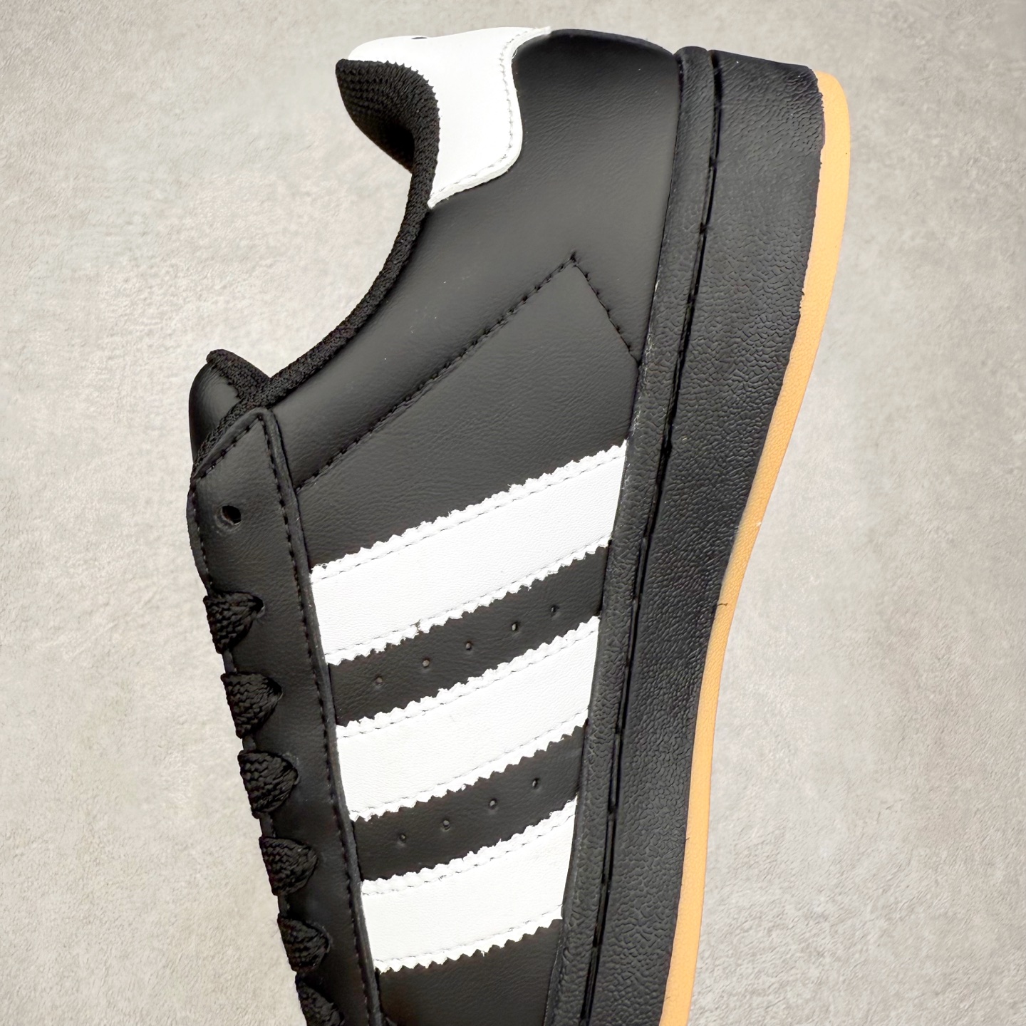 图片[7]-＃C版纯原 AD Originals Campus 00s 学院系列面包风经典复古低帮百搭休闲运动板鞋 原鞋开发 正确版型 市面唯一全鞋采用原厂头层SD皮料 正确宽版鞋盒 清洁度完美 诠释最高工艺 这次 Originals 选择了以经典复古鞋型 Campus 为蓝本打造全新面包鞋 这款鞋型联名不断 冠希当年对它更是钟爱有加 论牌面丝毫不输贝壳头、Forum 等大热鞋型 这次 Campus 一改 80 年代的瘦长造型 鞋舌、鞋身、鞋底甚至细节都变大了 营造出千禧年前后流行的面包鞋宽大廓形 因此鞋名改为 Campus 00s 鞋身采用绒面皮料搭配白色常规皮革 质感上还是延续了经典 Campus 的设计 鞋舌填充更加饱满 让鞋款整体看起来更加圆润 搭配上这款浅蓝配色 「蓝胖子」造型真的很可爱 鞋舌还加入了与以往 Campus 不同的全新三叶草 Logo 令造型更具千禧气息 鞋带也采用了加宽的设计 如果你不喜欢 这次还附送了传统鞋带可以替换 鞋底采用了米黄做旧设计 凸显鞋款的复古年代感 除了清新可人的浅蓝配色 还有一款酷灰配色 造型更加硬朗复古 而且相比浅蓝配色更加耐脏 尺码：36 36⅔ 37⅓ 38 38⅔ 39⅓ 40 40⅔ 41⅓ 42 42⅔ 43⅓ 44 44 ⅓ 45-选品中心