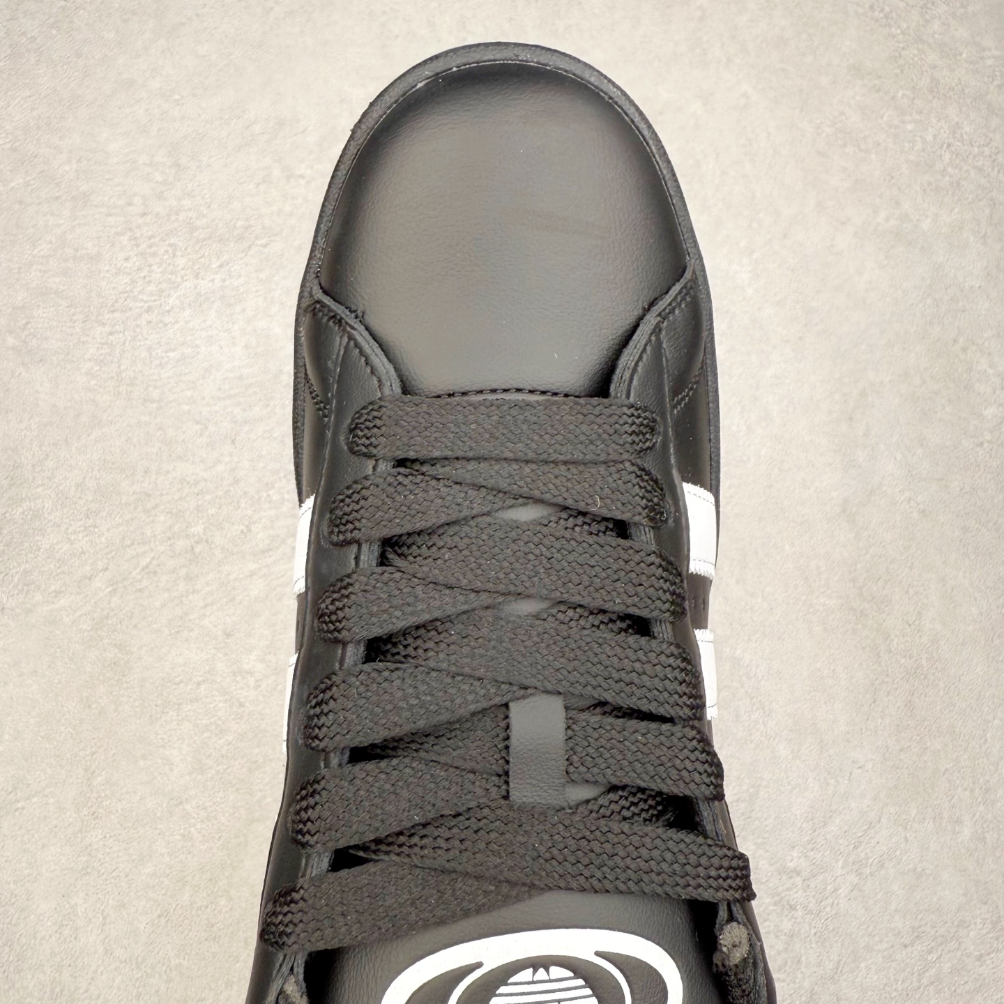 图片[4]-＃C版纯原 AD Originals Campus 00s 学院系列面包风经典复古低帮百搭休闲运动板鞋 原鞋开发 正确版型 市面唯一全鞋采用原厂头层SD皮料 正确宽版鞋盒 清洁度完美 诠释最高工艺 这次 Originals 选择了以经典复古鞋型 Campus 为蓝本打造全新面包鞋 这款鞋型联名不断 冠希当年对它更是钟爱有加 论牌面丝毫不输贝壳头、Forum 等大热鞋型 这次 Campus 一改 80 年代的瘦长造型 鞋舌、鞋身、鞋底甚至细节都变大了 营造出千禧年前后流行的面包鞋宽大廓形 因此鞋名改为 Campus 00s 鞋身采用绒面皮料搭配白色常规皮革 质感上还是延续了经典 Campus 的设计 鞋舌填充更加饱满 让鞋款整体看起来更加圆润 搭配上这款浅蓝配色 「蓝胖子」造型真的很可爱 鞋舌还加入了与以往 Campus 不同的全新三叶草 Logo 令造型更具千禧气息 鞋带也采用了加宽的设计 如果你不喜欢 这次还附送了传统鞋带可以替换 鞋底采用了米黄做旧设计 凸显鞋款的复古年代感 除了清新可人的浅蓝配色 还有一款酷灰配色 造型更加硬朗复古 而且相比浅蓝配色更加耐脏 尺码：36 36⅔ 37⅓ 38 38⅔ 39⅓ 40 40⅔ 41⅓ 42 42⅔ 43⅓ 44 44 ⅓ 45-选品中心