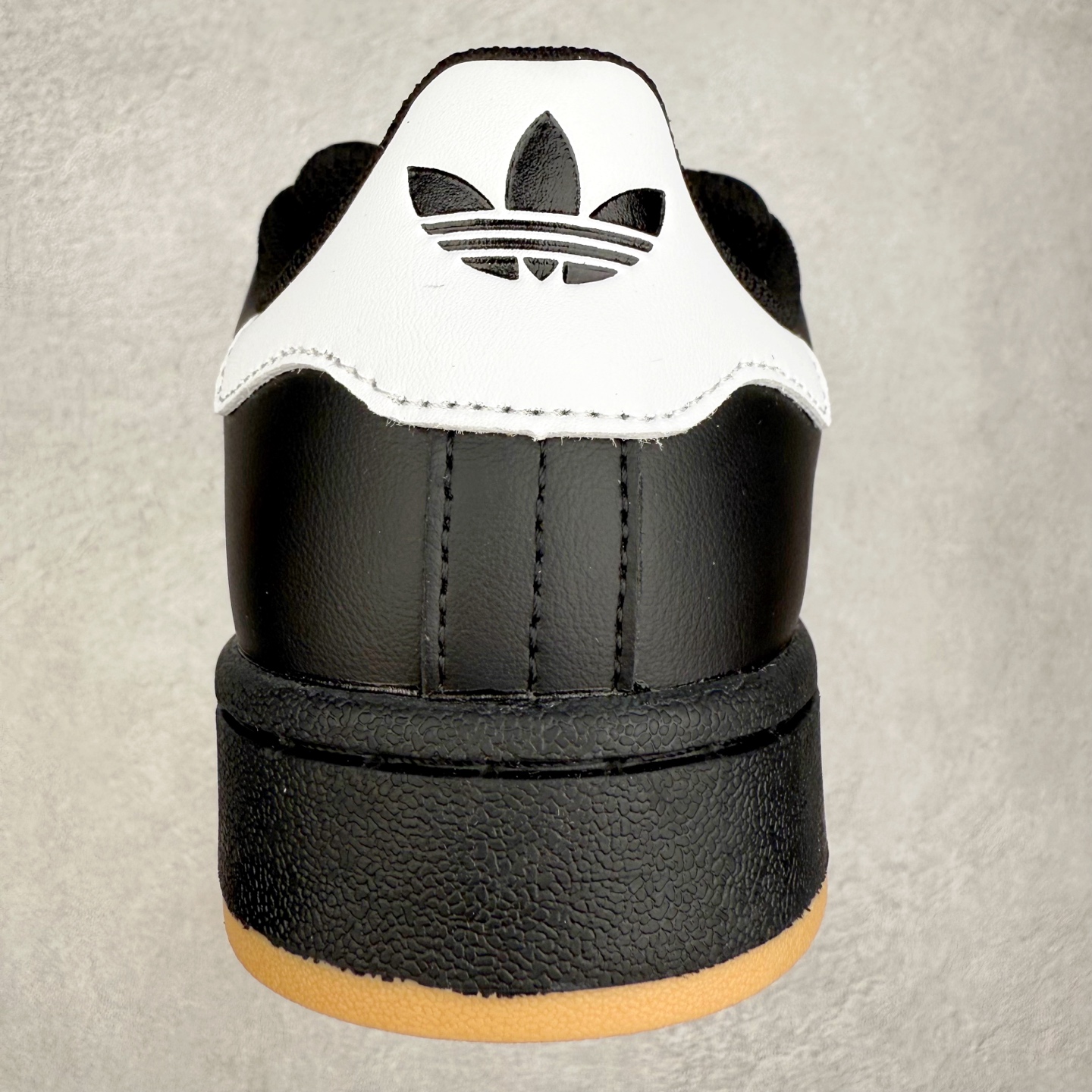 图片[8]-＃C版纯原 AD Originals Campus 00s 学院系列面包风经典复古低帮百搭休闲运动板鞋 原鞋开发 正确版型 市面唯一全鞋采用原厂头层SD皮料 正确宽版鞋盒 清洁度完美 诠释最高工艺 这次 Originals 选择了以经典复古鞋型 Campus 为蓝本打造全新面包鞋 这款鞋型联名不断 冠希当年对它更是钟爱有加 论牌面丝毫不输贝壳头、Forum 等大热鞋型 这次 Campus 一改 80 年代的瘦长造型 鞋舌、鞋身、鞋底甚至细节都变大了 营造出千禧年前后流行的面包鞋宽大廓形 因此鞋名改为 Campus 00s 鞋身采用绒面皮料搭配白色常规皮革 质感上还是延续了经典 Campus 的设计 鞋舌填充更加饱满 让鞋款整体看起来更加圆润 搭配上这款浅蓝配色 「蓝胖子」造型真的很可爱 鞋舌还加入了与以往 Campus 不同的全新三叶草 Logo 令造型更具千禧气息 鞋带也采用了加宽的设计 如果你不喜欢 这次还附送了传统鞋带可以替换 鞋底采用了米黄做旧设计 凸显鞋款的复古年代感 除了清新可人的浅蓝配色 还有一款酷灰配色 造型更加硬朗复古 而且相比浅蓝配色更加耐脏 尺码：36 36⅔ 37⅓ 38 38⅔ 39⅓ 40 40⅔ 41⅓ 42 42⅔ 43⅓ 44 44 ⅓ 45-选品中心