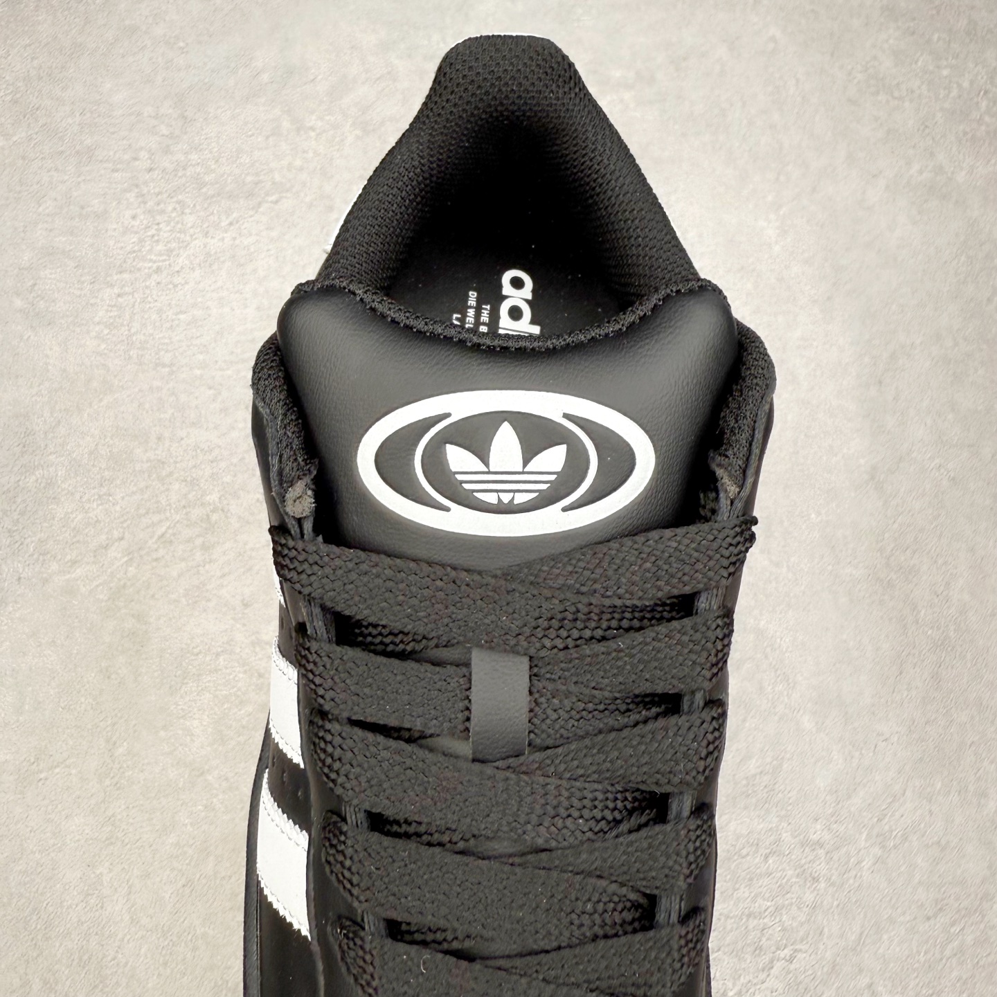 图片[5]-＃C版纯原 AD Originals Campus 00s 学院系列面包风经典复古低帮百搭休闲运动板鞋 原鞋开发 正确版型 市面唯一全鞋采用原厂头层SD皮料 正确宽版鞋盒 清洁度完美 诠释最高工艺 这次 Originals 选择了以经典复古鞋型 Campus 为蓝本打造全新面包鞋 这款鞋型联名不断 冠希当年对它更是钟爱有加 论牌面丝毫不输贝壳头、Forum 等大热鞋型 这次 Campus 一改 80 年代的瘦长造型 鞋舌、鞋身、鞋底甚至细节都变大了 营造出千禧年前后流行的面包鞋宽大廓形 因此鞋名改为 Campus 00s 鞋身采用绒面皮料搭配白色常规皮革 质感上还是延续了经典 Campus 的设计 鞋舌填充更加饱满 让鞋款整体看起来更加圆润 搭配上这款浅蓝配色 「蓝胖子」造型真的很可爱 鞋舌还加入了与以往 Campus 不同的全新三叶草 Logo 令造型更具千禧气息 鞋带也采用了加宽的设计 如果你不喜欢 这次还附送了传统鞋带可以替换 鞋底采用了米黄做旧设计 凸显鞋款的复古年代感 除了清新可人的浅蓝配色 还有一款酷灰配色 造型更加硬朗复古 而且相比浅蓝配色更加耐脏 尺码：36 36⅔ 37⅓ 38 38⅔ 39⅓ 40 40⅔ 41⅓ 42 42⅔ 43⅓ 44 44 ⅓ 45-选品中心