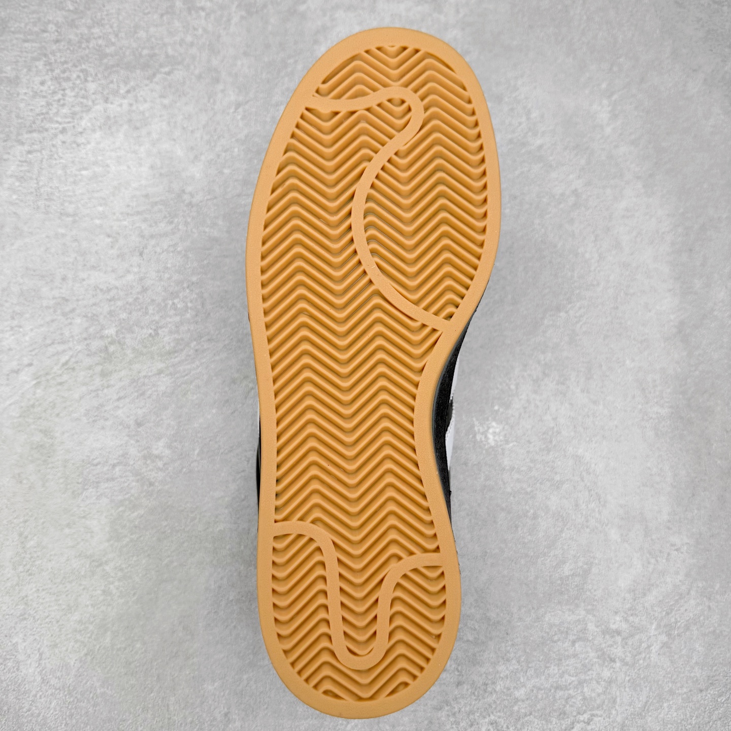 图片[9]-＃C版纯原 AD Originals Campus 00s 学院系列面包风经典复古低帮百搭休闲运动板鞋 原鞋开发 正确版型 市面唯一全鞋采用原厂头层SD皮料 正确宽版鞋盒 清洁度完美 诠释最高工艺 这次 Originals 选择了以经典复古鞋型 Campus 为蓝本打造全新面包鞋 这款鞋型联名不断 冠希当年对它更是钟爱有加 论牌面丝毫不输贝壳头、Forum 等大热鞋型 这次 Campus 一改 80 年代的瘦长造型 鞋舌、鞋身、鞋底甚至细节都变大了 营造出千禧年前后流行的面包鞋宽大廓形 因此鞋名改为 Campus 00s 鞋身采用绒面皮料搭配白色常规皮革 质感上还是延续了经典 Campus 的设计 鞋舌填充更加饱满 让鞋款整体看起来更加圆润 搭配上这款浅蓝配色 「蓝胖子」造型真的很可爱 鞋舌还加入了与以往 Campus 不同的全新三叶草 Logo 令造型更具千禧气息 鞋带也采用了加宽的设计 如果你不喜欢 这次还附送了传统鞋带可以替换 鞋底采用了米黄做旧设计 凸显鞋款的复古年代感 除了清新可人的浅蓝配色 还有一款酷灰配色 造型更加硬朗复古 而且相比浅蓝配色更加耐脏 尺码：36 36⅔ 37⅓ 38 38⅔ 39⅓ 40 40⅔ 41⅓ 42 42⅔ 43⅓ 44 44 ⅓ 45-选品中心