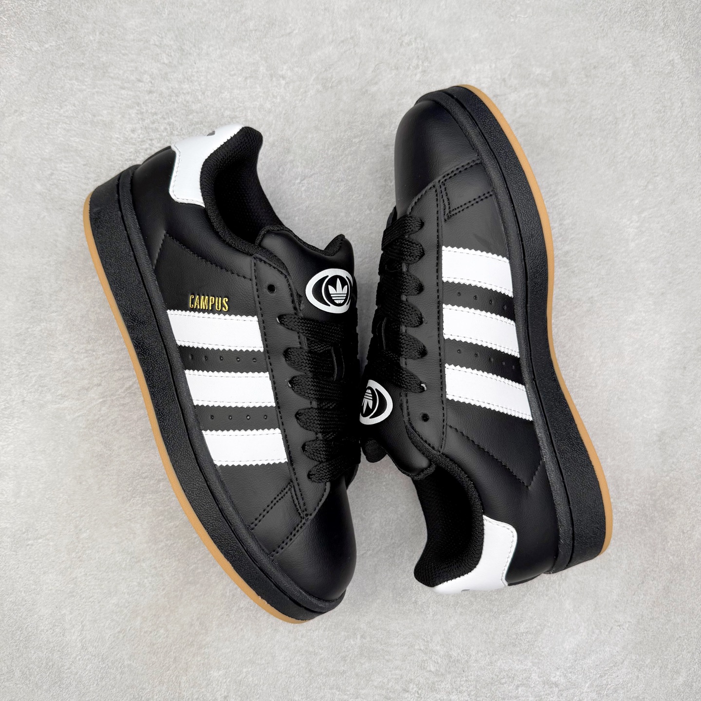 图片[3]-＃C版纯原 AD Originals Campus 00s 学院系列面包风经典复古低帮百搭休闲运动板鞋 原鞋开发 正确版型 市面唯一全鞋采用原厂头层SD皮料 正确宽版鞋盒 清洁度完美 诠释最高工艺 这次 Originals 选择了以经典复古鞋型 Campus 为蓝本打造全新面包鞋 这款鞋型联名不断 冠希当年对它更是钟爱有加 论牌面丝毫不输贝壳头、Forum 等大热鞋型 这次 Campus 一改 80 年代的瘦长造型 鞋舌、鞋身、鞋底甚至细节都变大了 营造出千禧年前后流行的面包鞋宽大廓形 因此鞋名改为 Campus 00s 鞋身采用绒面皮料搭配白色常规皮革 质感上还是延续了经典 Campus 的设计 鞋舌填充更加饱满 让鞋款整体看起来更加圆润 搭配上这款浅蓝配色 「蓝胖子」造型真的很可爱 鞋舌还加入了与以往 Campus 不同的全新三叶草 Logo 令造型更具千禧气息 鞋带也采用了加宽的设计 如果你不喜欢 这次还附送了传统鞋带可以替换 鞋底采用了米黄做旧设计 凸显鞋款的复古年代感 除了清新可人的浅蓝配色 还有一款酷灰配色 造型更加硬朗复古 而且相比浅蓝配色更加耐脏 尺码：36 36⅔ 37⅓ 38 38⅔ 39⅓ 40 40⅔ 41⅓ 42 42⅔ 43⅓ 44 44 ⅓ 45-选品中心
