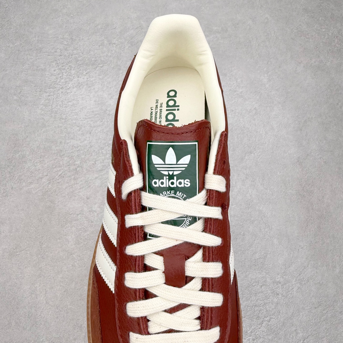 图片[5]-AD Original Samba OG 复古经典轻便板鞋 JR0892 口碑大厂出品 品控大底版型不断改良更新 全套原纸板楦头开发 确保原汁原味 完美呈现桑巴版型 一比一鞋头弧度高度鞋身弧度 此版本只针对中端市场 皮料材质有所更替 其他数据细节工艺流程均保持一致 绝不口嗨 细节品控鞋型随意对比 正确烫金高频细节 原装纳米超迁皮料 独家私模橡胶大底 原盒原配 这款桑巴鞋展示了高质量的工艺 带有装饰的超锁缝制和无缝的手感 柔软、柔软的皮革造型和标志性的3条纹完成了精致的外观 正规合身鞋带 鞋面上有绒面鞋垫 橡胶鞋底 享受正畸套筒软感 自50年代首次亮相以来就一直在赢得粉丝的青睐 尺码：35.5 36 36.5 37.5 38 38.5 39 40 40.5 41 42 42.5 43 44 44.5 45-选品中心