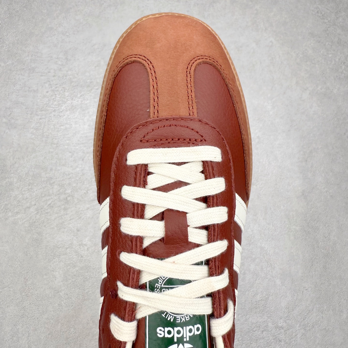 图片[4]-AD Original Samba OG 复古经典轻便板鞋 JR0892 口碑大厂出品 品控大底版型不断改良更新 全套原纸板楦头开发 确保原汁原味 完美呈现桑巴版型 一比一鞋头弧度高度鞋身弧度 此版本只针对中端市场 皮料材质有所更替 其他数据细节工艺流程均保持一致 绝不口嗨 细节品控鞋型随意对比 正确烫金高频细节 原装纳米超迁皮料 独家私模橡胶大底 原盒原配 这款桑巴鞋展示了高质量的工艺 带有装饰的超锁缝制和无缝的手感 柔软、柔软的皮革造型和标志性的3条纹完成了精致的外观 正规合身鞋带 鞋面上有绒面鞋垫 橡胶鞋底 享受正畸套筒软感 自50年代首次亮相以来就一直在赢得粉丝的青睐 尺码：35.5 36 36.5 37.5 38 38.5 39 40 40.5 41 42 42.5 43 44 44.5 45-选品中心