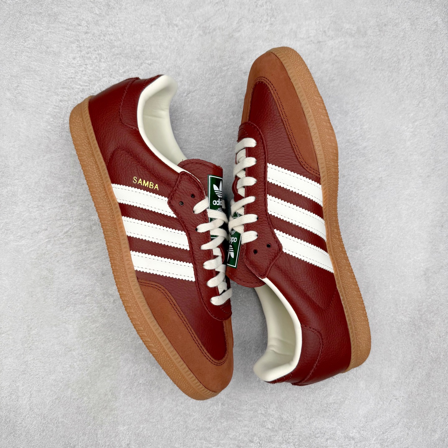 图片[3]-AD Original Samba OG 复古经典轻便板鞋 JR0892 口碑大厂出品 品控大底版型不断改良更新 全套原纸板楦头开发 确保原汁原味 完美呈现桑巴版型 一比一鞋头弧度高度鞋身弧度 此版本只针对中端市场 皮料材质有所更替 其他数据细节工艺流程均保持一致 绝不口嗨 细节品控鞋型随意对比 正确烫金高频细节 原装纳米超迁皮料 独家私模橡胶大底 原盒原配 这款桑巴鞋展示了高质量的工艺 带有装饰的超锁缝制和无缝的手感 柔软、柔软的皮革造型和标志性的3条纹完成了精致的外观 正规合身鞋带 鞋面上有绒面鞋垫 橡胶鞋底 享受正畸套筒软感 自50年代首次亮相以来就一直在赢得粉丝的青睐 尺码：35.5 36 36.5 37.5 38 38.5 39 40 40.5 41 42 42.5 43 44 44.5 45-选品中心