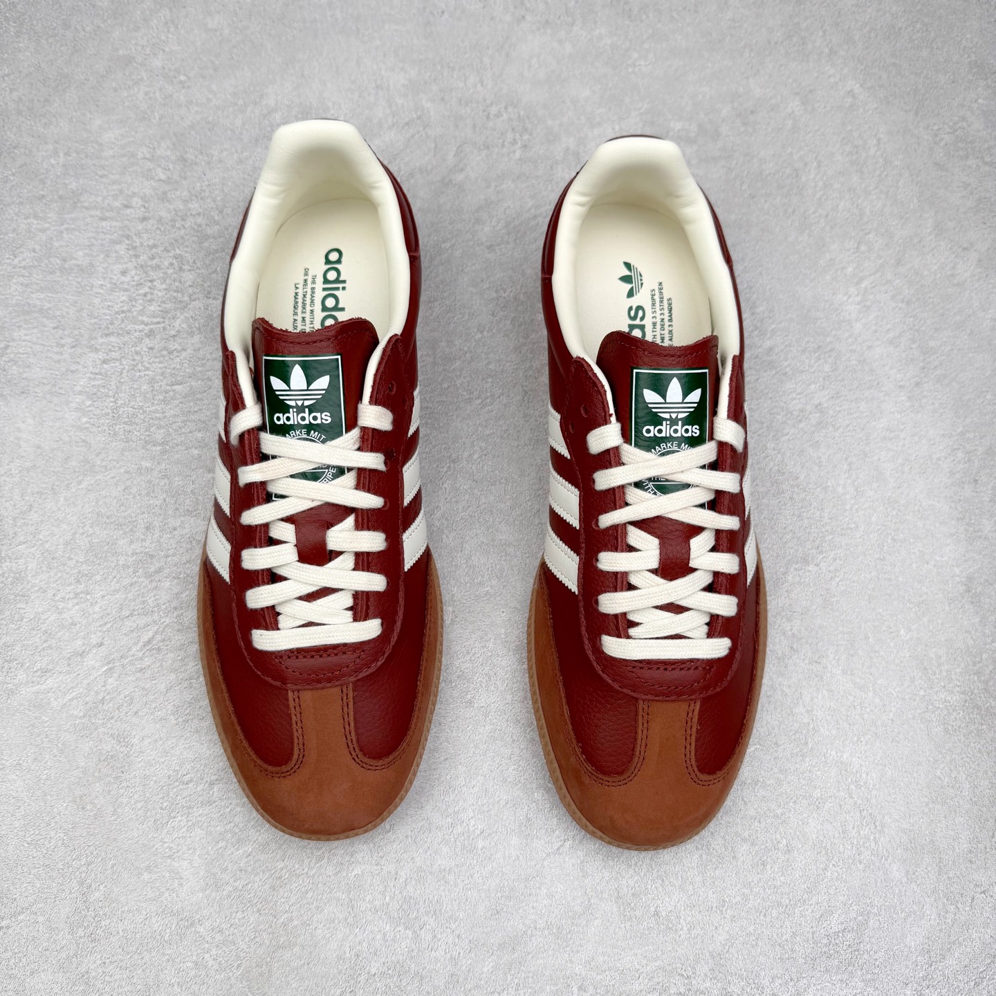 图片[2]-AD Original Samba OG 复古经典轻便板鞋 JR0892 口碑大厂出品 品控大底版型不断改良更新 全套原纸板楦头开发 确保原汁原味 完美呈现桑巴版型 一比一鞋头弧度高度鞋身弧度 此版本只针对中端市场 皮料材质有所更替 其他数据细节工艺流程均保持一致 绝不口嗨 细节品控鞋型随意对比 正确烫金高频细节 原装纳米超迁皮料 独家私模橡胶大底 原盒原配 这款桑巴鞋展示了高质量的工艺 带有装饰的超锁缝制和无缝的手感 柔软、柔软的皮革造型和标志性的3条纹完成了精致的外观 正规合身鞋带 鞋面上有绒面鞋垫 橡胶鞋底 享受正畸套筒软感 自50年代首次亮相以来就一直在赢得粉丝的青睐 尺码：35.5 36 36.5 37.5 38 38.5 39 40 40.5 41 42 42.5 43 44 44.5 45-选品中心