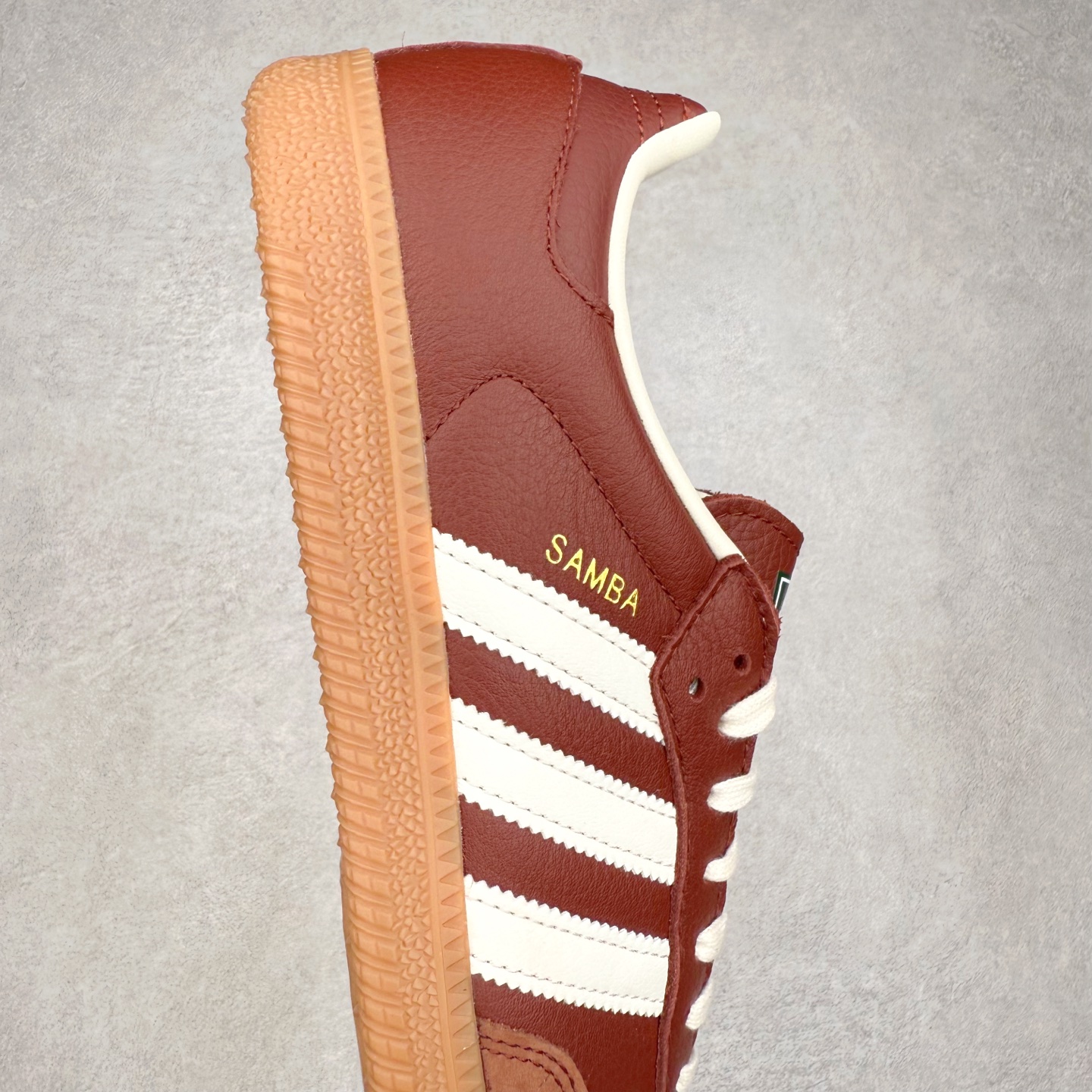 图片[6]-AD Original Samba OG 复古经典轻便板鞋 JR0892 口碑大厂出品 品控大底版型不断改良更新 全套原纸板楦头开发 确保原汁原味 完美呈现桑巴版型 一比一鞋头弧度高度鞋身弧度 此版本只针对中端市场 皮料材质有所更替 其他数据细节工艺流程均保持一致 绝不口嗨 细节品控鞋型随意对比 正确烫金高频细节 原装纳米超迁皮料 独家私模橡胶大底 原盒原配 这款桑巴鞋展示了高质量的工艺 带有装饰的超锁缝制和无缝的手感 柔软、柔软的皮革造型和标志性的3条纹完成了精致的外观 正规合身鞋带 鞋面上有绒面鞋垫 橡胶鞋底 享受正畸套筒软感 自50年代首次亮相以来就一直在赢得粉丝的青睐 尺码：35.5 36 36.5 37.5 38 38.5 39 40 40.5 41 42 42.5 43 44 44.5 45-选品中心