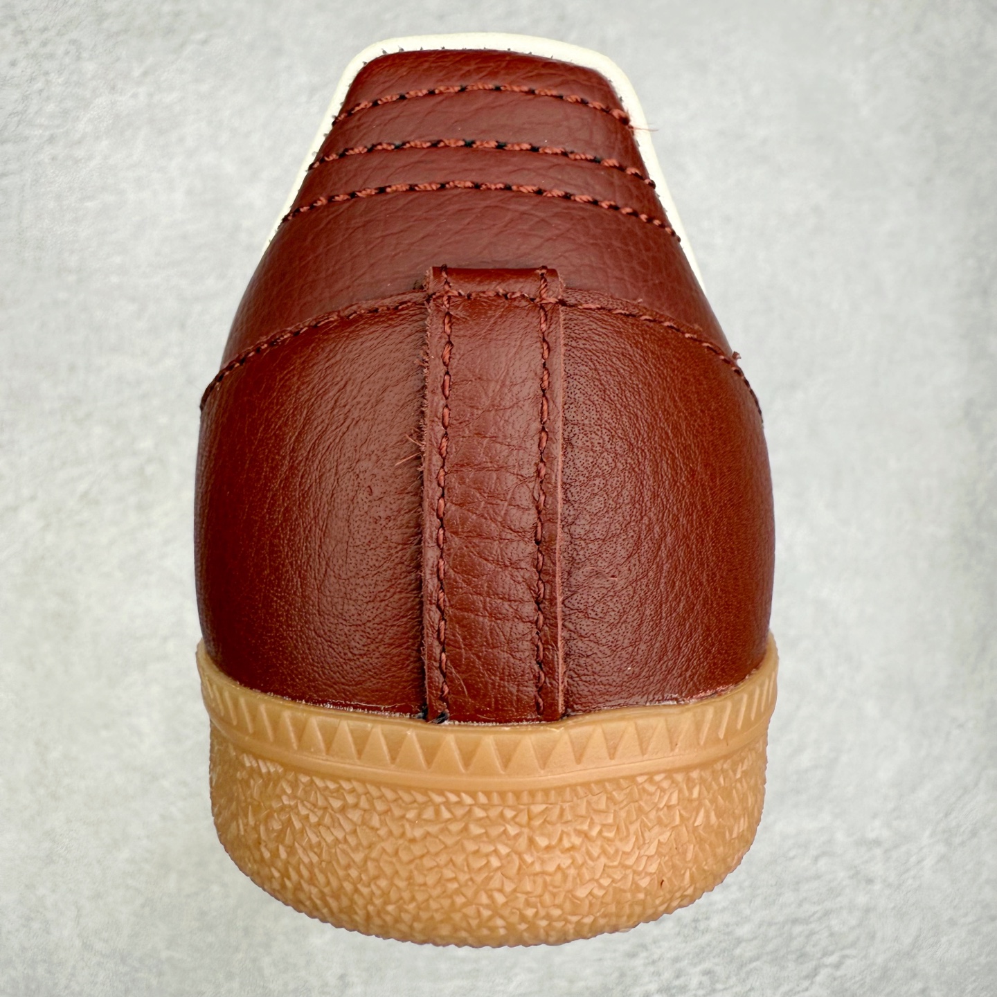 图片[8]-AD Original Samba OG 复古经典轻便板鞋 JR0892 口碑大厂出品 品控大底版型不断改良更新 全套原纸板楦头开发 确保原汁原味 完美呈现桑巴版型 一比一鞋头弧度高度鞋身弧度 此版本只针对中端市场 皮料材质有所更替 其他数据细节工艺流程均保持一致 绝不口嗨 细节品控鞋型随意对比 正确烫金高频细节 原装纳米超迁皮料 独家私模橡胶大底 原盒原配 这款桑巴鞋展示了高质量的工艺 带有装饰的超锁缝制和无缝的手感 柔软、柔软的皮革造型和标志性的3条纹完成了精致的外观 正规合身鞋带 鞋面上有绒面鞋垫 橡胶鞋底 享受正畸套筒软感 自50年代首次亮相以来就一直在赢得粉丝的青睐 尺码：35.5 36 36.5 37.5 38 38.5 39 40 40.5 41 42 42.5 43 44 44.5 45-选品中心