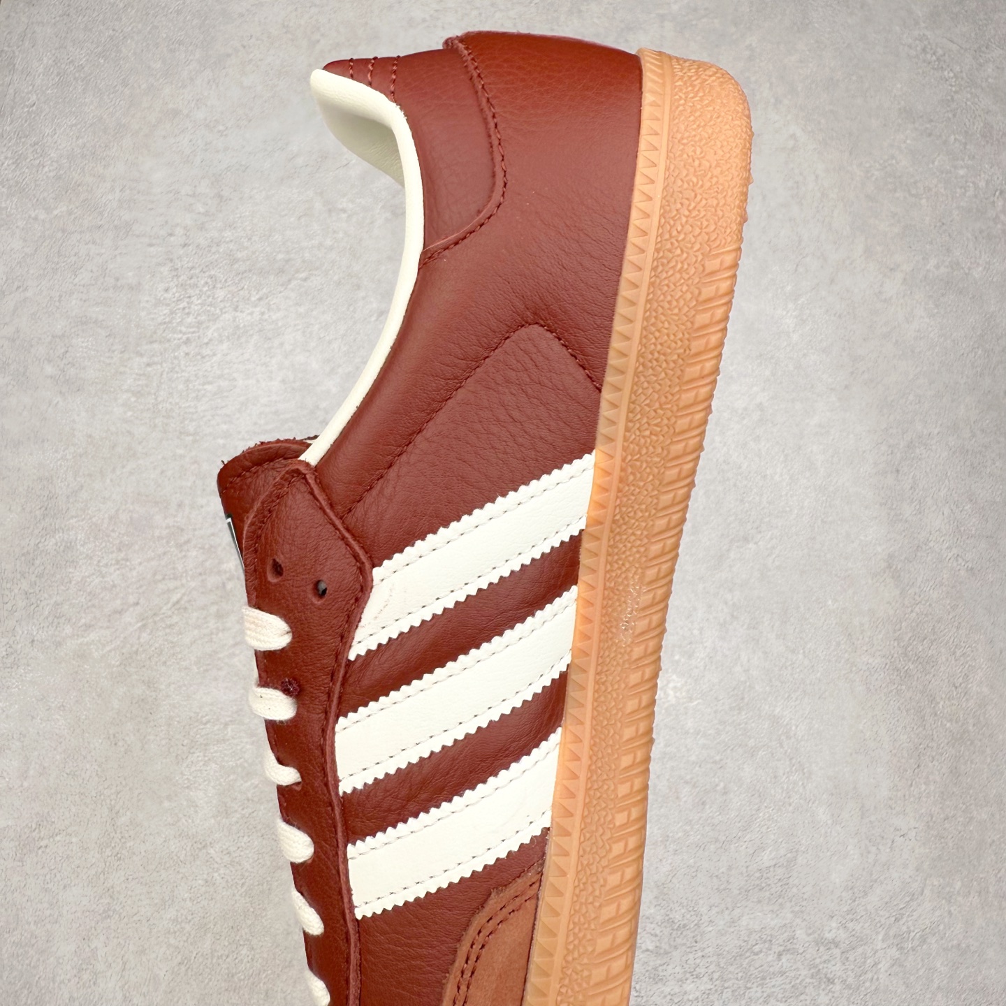 图片[7]-AD Original Samba OG 复古经典轻便板鞋 JR0892 口碑大厂出品 品控大底版型不断改良更新 全套原纸板楦头开发 确保原汁原味 完美呈现桑巴版型 一比一鞋头弧度高度鞋身弧度 此版本只针对中端市场 皮料材质有所更替 其他数据细节工艺流程均保持一致 绝不口嗨 细节品控鞋型随意对比 正确烫金高频细节 原装纳米超迁皮料 独家私模橡胶大底 原盒原配 这款桑巴鞋展示了高质量的工艺 带有装饰的超锁缝制和无缝的手感 柔软、柔软的皮革造型和标志性的3条纹完成了精致的外观 正规合身鞋带 鞋面上有绒面鞋垫 橡胶鞋底 享受正畸套筒软感 自50年代首次亮相以来就一直在赢得粉丝的青睐 尺码：35.5 36 36.5 37.5 38 38.5 39 40 40.5 41 42 42.5 43 44 44.5 45-选品中心