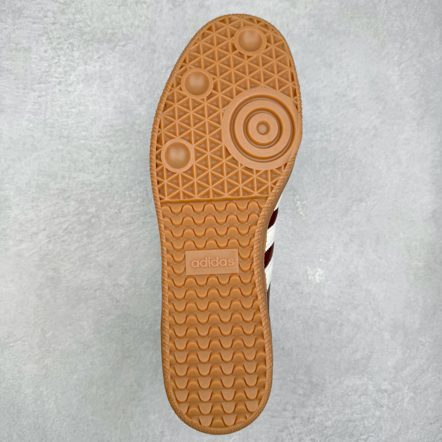 图片[9]-AD Original Samba OG 复古经典轻便板鞋 JR0892 口碑大厂出品 品控大底版型不断改良更新 全套原纸板楦头开发 确保原汁原味 完美呈现桑巴版型 一比一鞋头弧度高度鞋身弧度 此版本只针对中端市场 皮料材质有所更替 其他数据细节工艺流程均保持一致 绝不口嗨 细节品控鞋型随意对比 正确烫金高频细节 原装纳米超迁皮料 独家私模橡胶大底 原盒原配 这款桑巴鞋展示了高质量的工艺 带有装饰的超锁缝制和无缝的手感 柔软、柔软的皮革造型和标志性的3条纹完成了精致的外观 正规合身鞋带 鞋面上有绒面鞋垫 橡胶鞋底 享受正畸套筒软感 自50年代首次亮相以来就一直在赢得粉丝的青睐 尺码：35.5 36 36.5 37.5 38 38.5 39 40 40.5 41 42 42.5 43 44 44.5 45-选品中心