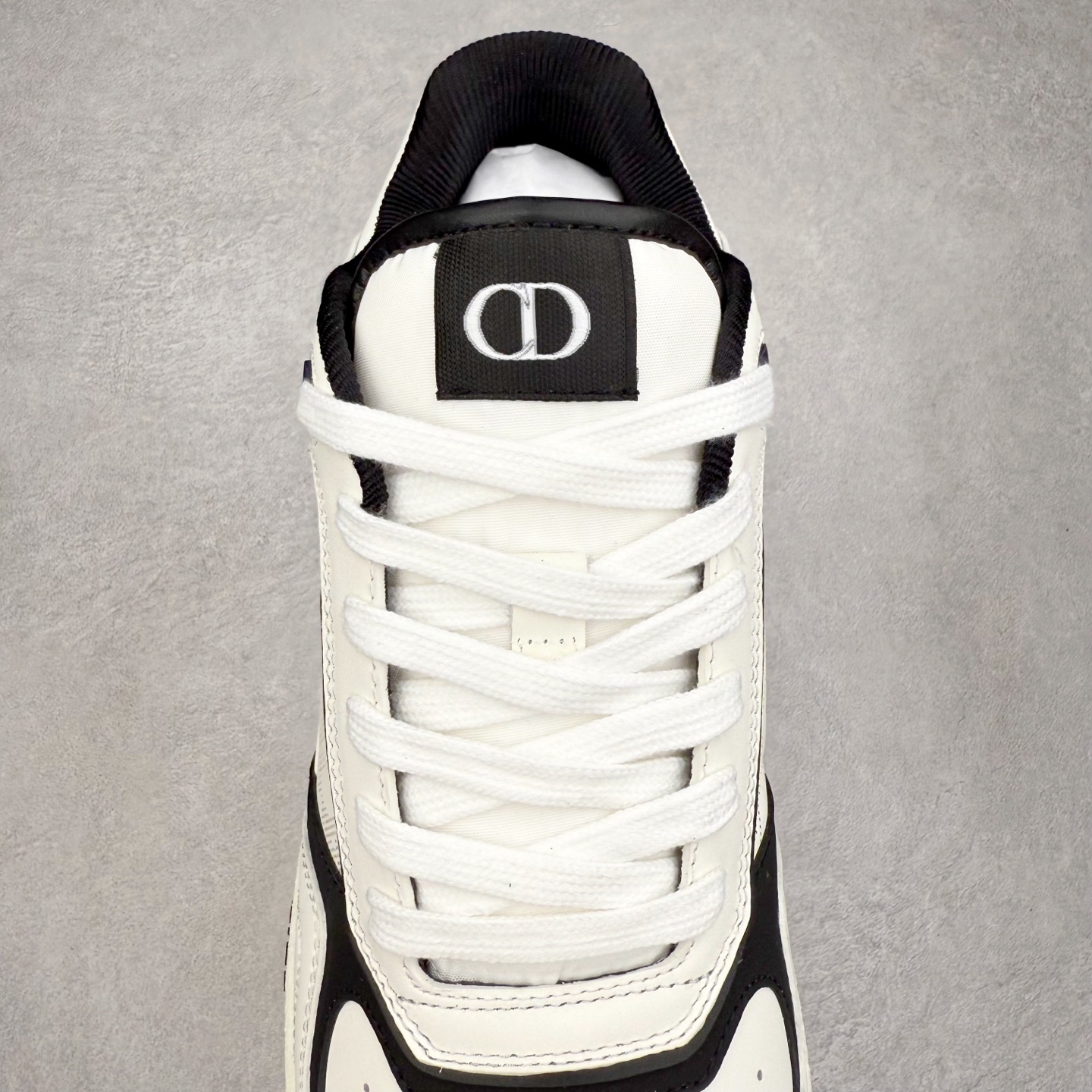 图片[5]-DIOR 迪奥 B27低帮 经典奢侈品休闲运动板鞋 东莞大厂生产 品质货真价实 代购级别 市面顶级版本 Oblique印花电秀 长时售卖 退换率超低这款B27运动鞋是DIOR的经典单品 和迪奥光滑牛皮革精心制作，侧面饰以米色和黑色提花Oblique印花镶边（激光冲孔）搭配CD lcon孔眼，双色橡胶鞋底，鞋舌和后跟处均饰以标志性细节，更显精致，时尚百搭，可为各种造型增光添彩 蓝色 奶油白色和迪奥灰光滑牛皮革 米色和黑色提花面料oblique印花 鞋底和鞋眼饰以DIOR标志 系带开合搭配CD·lcon孔眼网眼织物里料 双色橡胶外底 侧面缝线拼接结构 含防尘袋和一对鞋带 全套意大利正品包装 尺码 35 36 37 38 39 40 41 42 43 44 45 46-选品中心