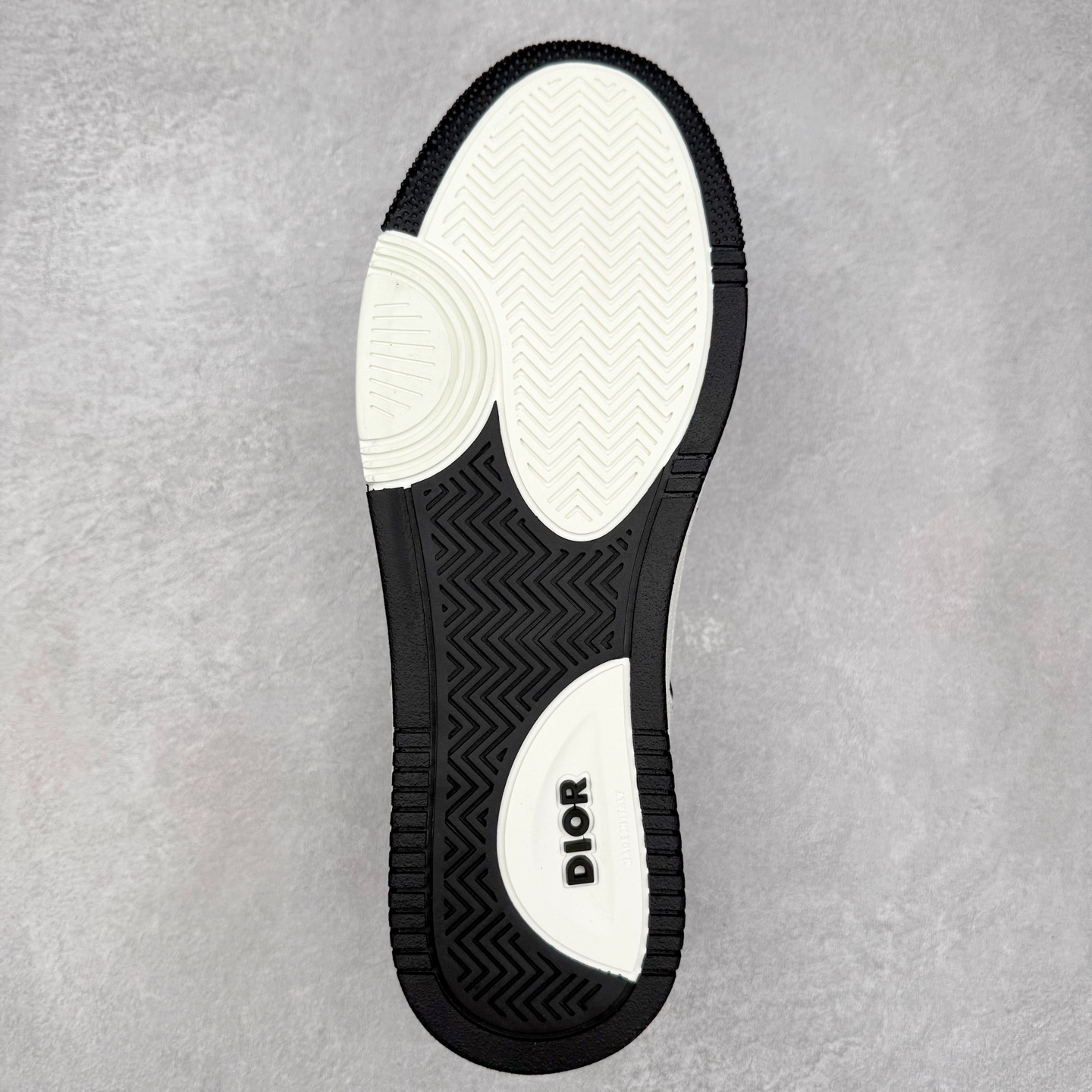 图片[9]-DIOR 迪奥 B27低帮 经典奢侈品休闲运动板鞋 东莞大厂生产 品质货真价实 代购级别 市面顶级版本 Oblique印花电秀 长时售卖 退换率超低这款B27运动鞋是DIOR的经典单品 和迪奥光滑牛皮革精心制作，侧面饰以米色和黑色提花Oblique印花镶边（激光冲孔）搭配CD lcon孔眼，双色橡胶鞋底，鞋舌和后跟处均饰以标志性细节，更显精致，时尚百搭，可为各种造型增光添彩 蓝色 奶油白色和迪奥灰光滑牛皮革 米色和黑色提花面料oblique印花 鞋底和鞋眼饰以DIOR标志 系带开合搭配CD·lcon孔眼网眼织物里料 双色橡胶外底 侧面缝线拼接结构 含防尘袋和一对鞋带 全套意大利正品包装 尺码 35 36 37 38 39 40 41 42 43 44 45 46-选品中心