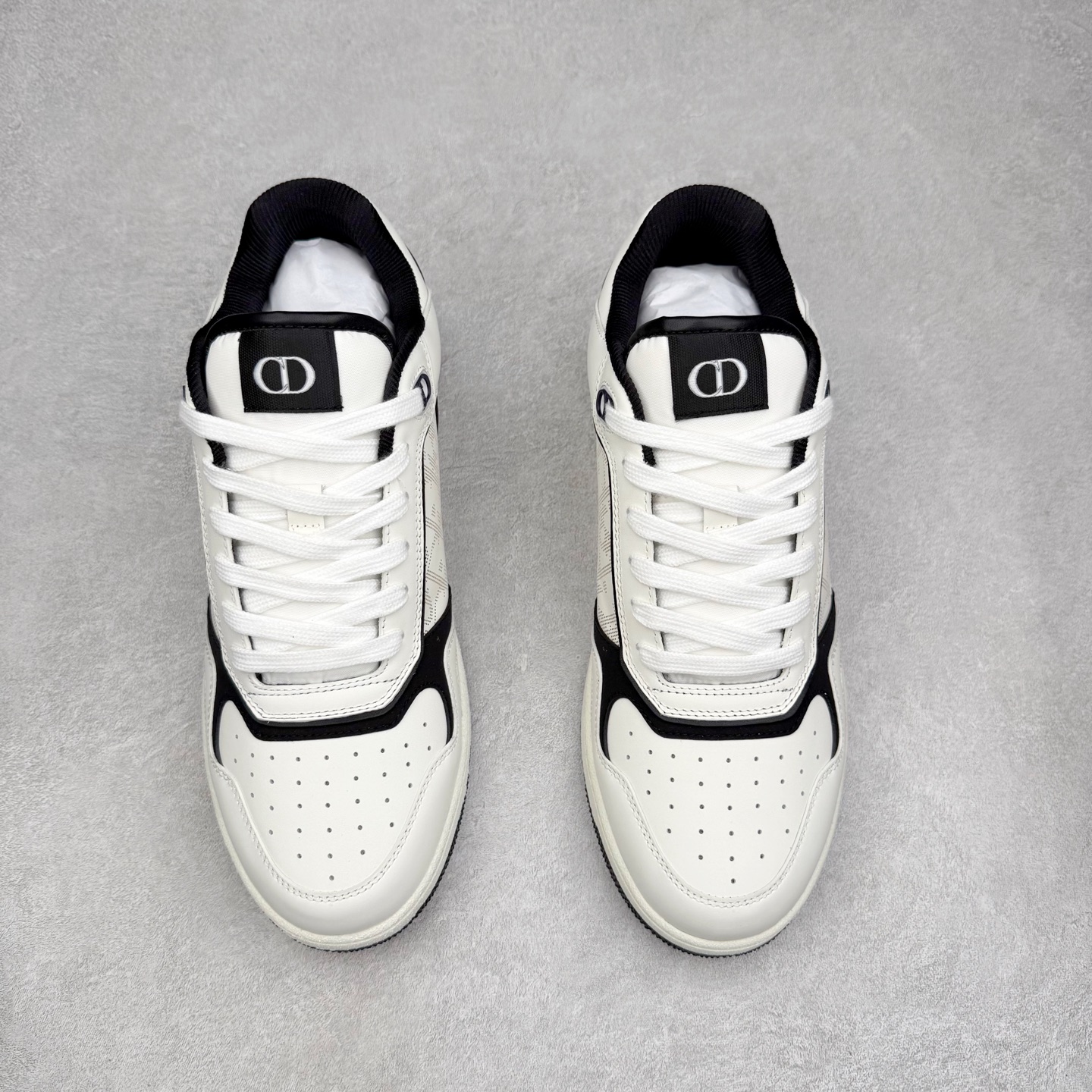 图片[2]-DIOR 迪奥 B27低帮 经典奢侈品休闲运动板鞋 东莞大厂生产 品质货真价实 代购级别 市面顶级版本 Oblique印花电秀 长时售卖 退换率超低这款B27运动鞋是DIOR的经典单品 和迪奥光滑牛皮革精心制作，侧面饰以米色和黑色提花Oblique印花镶边（激光冲孔）搭配CD lcon孔眼，双色橡胶鞋底，鞋舌和后跟处均饰以标志性细节，更显精致，时尚百搭，可为各种造型增光添彩 蓝色 奶油白色和迪奥灰光滑牛皮革 米色和黑色提花面料oblique印花 鞋底和鞋眼饰以DIOR标志 系带开合搭配CD·lcon孔眼网眼织物里料 双色橡胶外底 侧面缝线拼接结构 含防尘袋和一对鞋带 全套意大利正品包装 尺码 35 36 37 38 39 40 41 42 43 44 45 46-选品中心