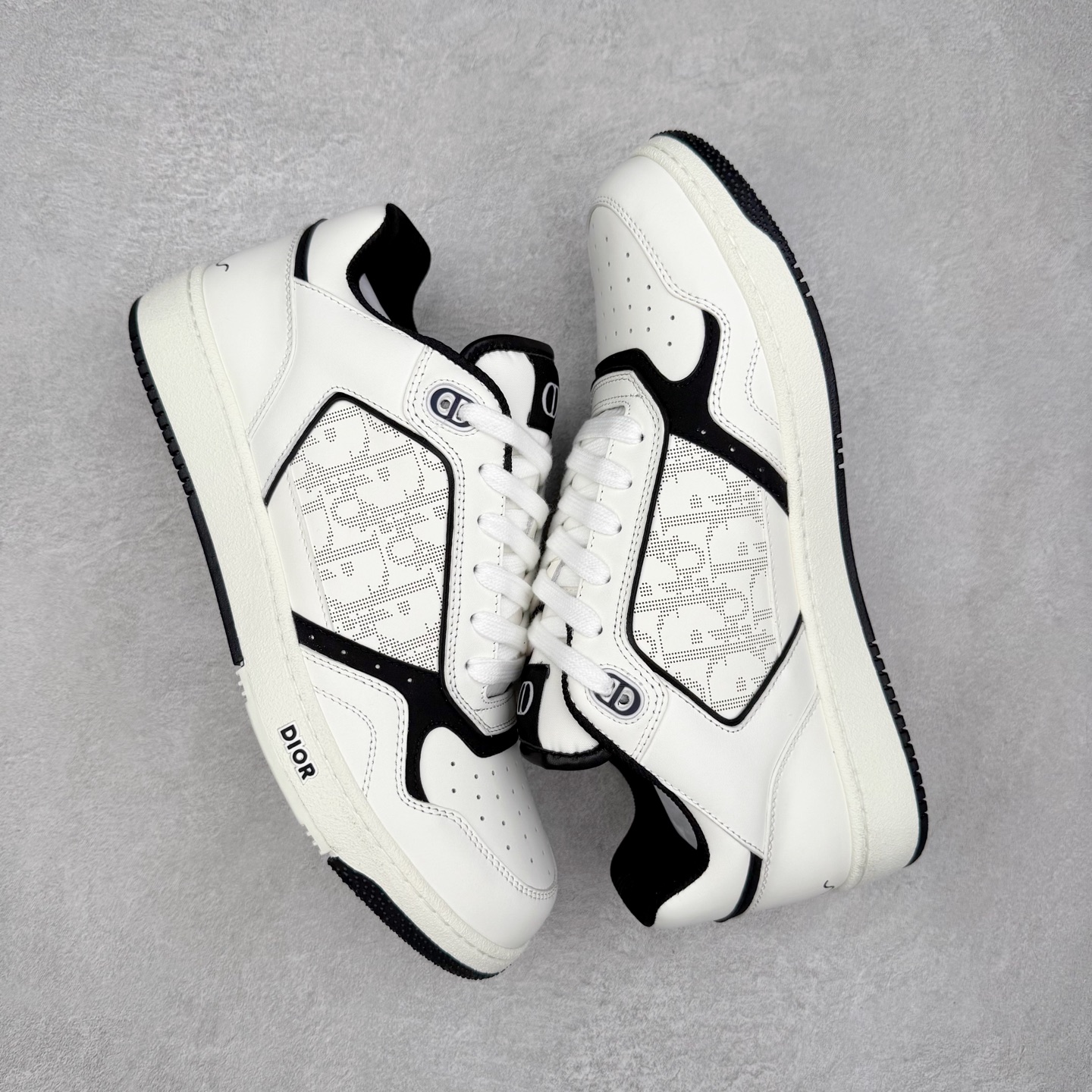 图片[3]-DIOR 迪奥 B27低帮 经典奢侈品休闲运动板鞋 东莞大厂生产 品质货真价实 代购级别 市面顶级版本 Oblique印花电秀 长时售卖 退换率超低这款B27运动鞋是DIOR的经典单品 和迪奥光滑牛皮革精心制作，侧面饰以米色和黑色提花Oblique印花镶边（激光冲孔）搭配CD lcon孔眼，双色橡胶鞋底，鞋舌和后跟处均饰以标志性细节，更显精致，时尚百搭，可为各种造型增光添彩 蓝色 奶油白色和迪奥灰光滑牛皮革 米色和黑色提花面料oblique印花 鞋底和鞋眼饰以DIOR标志 系带开合搭配CD·lcon孔眼网眼织物里料 双色橡胶外底 侧面缝线拼接结构 含防尘袋和一对鞋带 全套意大利正品包装 尺码 35 36 37 38 39 40 41 42 43 44 45 46-选品中心