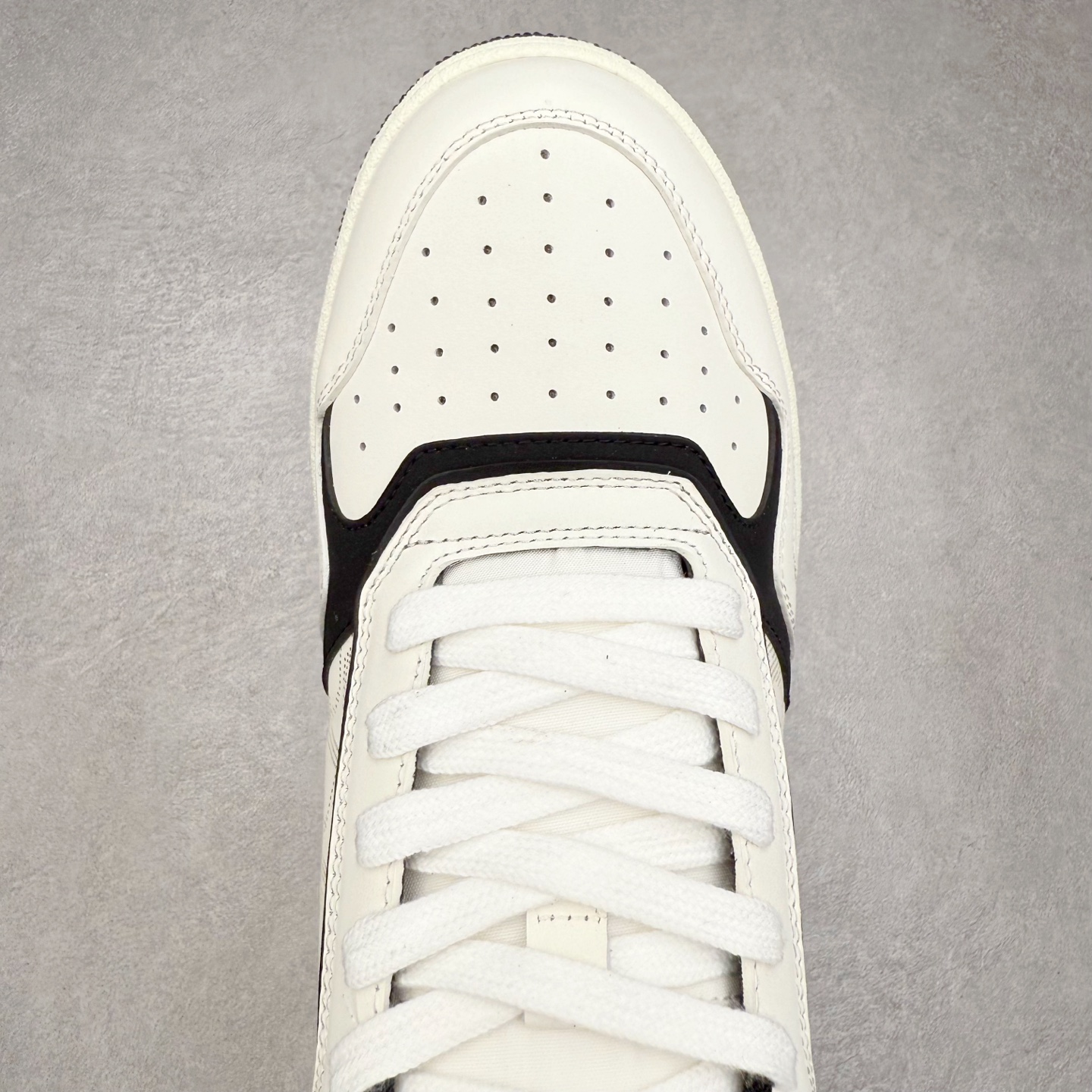 图片[4]-DIOR 迪奥 B27低帮 经典奢侈品休闲运动板鞋 东莞大厂生产 品质货真价实 代购级别 市面顶级版本 Oblique印花电秀 长时售卖 退换率超低这款B27运动鞋是DIOR的经典单品 和迪奥光滑牛皮革精心制作，侧面饰以米色和黑色提花Oblique印花镶边（激光冲孔）搭配CD lcon孔眼，双色橡胶鞋底，鞋舌和后跟处均饰以标志性细节，更显精致，时尚百搭，可为各种造型增光添彩 蓝色 奶油白色和迪奥灰光滑牛皮革 米色和黑色提花面料oblique印花 鞋底和鞋眼饰以DIOR标志 系带开合搭配CD·lcon孔眼网眼织物里料 双色橡胶外底 侧面缝线拼接结构 含防尘袋和一对鞋带 全套意大利正品包装 尺码 35 36 37 38 39 40 41 42 43 44 45 46-选品中心