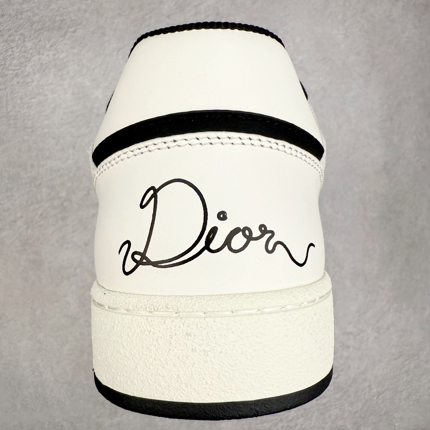 图片[8]-DIOR 迪奥 B27低帮 经典奢侈品休闲运动板鞋 东莞大厂生产 品质货真价实 代购级别 市面顶级版本 Oblique印花电秀 长时售卖 退换率超低这款B27运动鞋是DIOR的经典单品 和迪奥光滑牛皮革精心制作，侧面饰以米色和黑色提花Oblique印花镶边（激光冲孔）搭配CD lcon孔眼，双色橡胶鞋底，鞋舌和后跟处均饰以标志性细节，更显精致，时尚百搭，可为各种造型增光添彩 蓝色 奶油白色和迪奥灰光滑牛皮革 米色和黑色提花面料oblique印花 鞋底和鞋眼饰以DIOR标志 系带开合搭配CD·lcon孔眼网眼织物里料 双色橡胶外底 侧面缝线拼接结构 含防尘袋和一对鞋带 全套意大利正品包装 尺码 35 36 37 38 39 40 41 42 43 44 45 46-选品中心