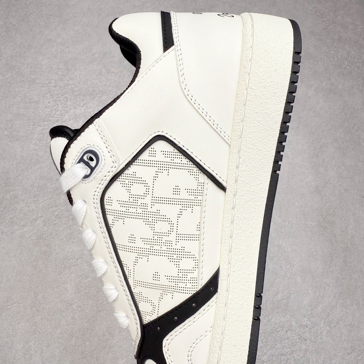 图片[7]-DIOR 迪奥 B27低帮 经典奢侈品休闲运动板鞋 东莞大厂生产 品质货真价实 代购级别 市面顶级版本 Oblique印花电秀 长时售卖 退换率超低这款B27运动鞋是DIOR的经典单品 和迪奥光滑牛皮革精心制作，侧面饰以米色和黑色提花Oblique印花镶边（激光冲孔）搭配CD lcon孔眼，双色橡胶鞋底，鞋舌和后跟处均饰以标志性细节，更显精致，时尚百搭，可为各种造型增光添彩 蓝色 奶油白色和迪奥灰光滑牛皮革 米色和黑色提花面料oblique印花 鞋底和鞋眼饰以DIOR标志 系带开合搭配CD·lcon孔眼网眼织物里料 双色橡胶外底 侧面缝线拼接结构 含防尘袋和一对鞋带 全套意大利正品包装 尺码 35 36 37 38 39 40 41 42 43 44 45 46-选品中心