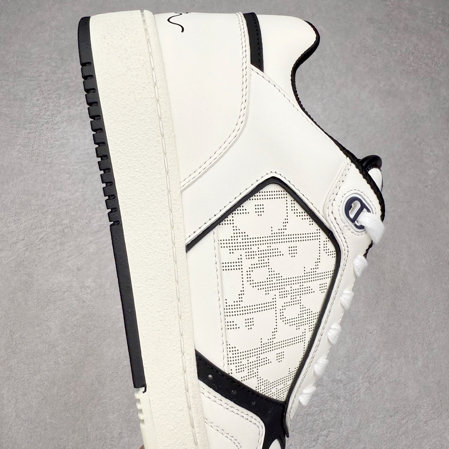 图片[6]-DIOR 迪奥 B27低帮 经典奢侈品休闲运动板鞋 东莞大厂生产 品质货真价实 代购级别 市面顶级版本 Oblique印花电秀 长时售卖 退换率超低这款B27运动鞋是DIOR的经典单品 和迪奥光滑牛皮革精心制作，侧面饰以米色和黑色提花Oblique印花镶边（激光冲孔）搭配CD lcon孔眼，双色橡胶鞋底，鞋舌和后跟处均饰以标志性细节，更显精致，时尚百搭，可为各种造型增光添彩 蓝色 奶油白色和迪奥灰光滑牛皮革 米色和黑色提花面料oblique印花 鞋底和鞋眼饰以DIOR标志 系带开合搭配CD·lcon孔眼网眼织物里料 双色橡胶外底 侧面缝线拼接结构 含防尘袋和一对鞋带 全套意大利正品包装 尺码 35 36 37 38 39 40 41 42 43 44 45 46-选品中心