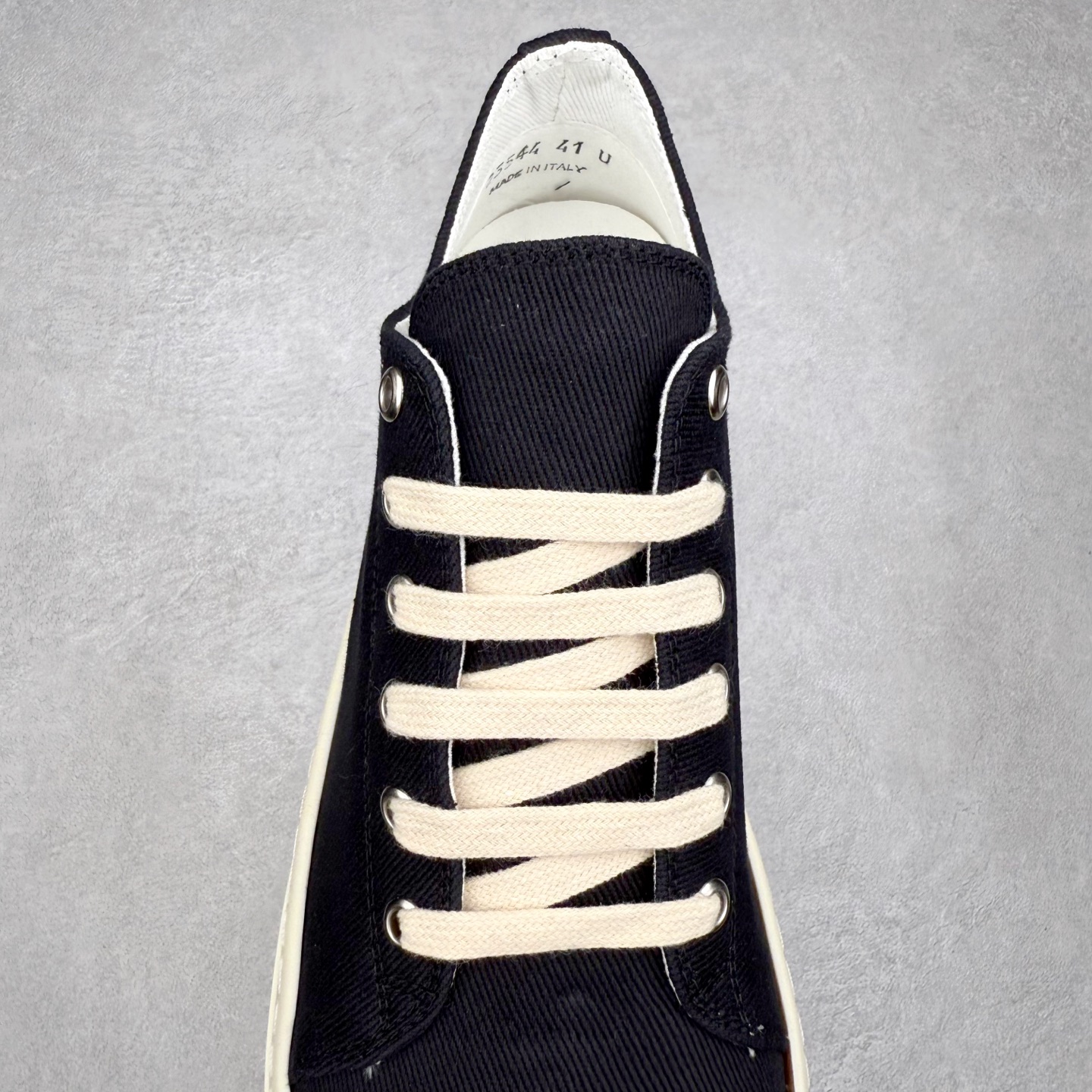 图片[5]-＃纯原 Rick Owens Edfu 瑞克·欧文斯低帮皮面时尚运动板鞋 最新版底模 drkshdw字体凸出来的 无半点色差 斜纹布的材质和间距都是极致还原 【鞋头采用原版一致工艺 又翘又歪的效果目前这个技术市面上的任何版本都达不到这个效果】【经历了3个半月时间洪师傅带领8人团队终于研究出1-1复刻还原版本 东莞厚街洪师傅是一位有着17年的开板师经验丰富的一位老师傅 一针一孔的研究 私模开发205个走针69个细节一步到位不敢说百分百💯保证有百分之98还原 慢工出细活 好的产品不怕晚 这次的开发针对艺术家 收藏家 高品质的人群 定制品牌logo的拉链 超大一比一规格礼盒装 重达3斤以上 外加定制欧文斯保护盒 配有日文、英文 双语种配件卡片 细节诠释 一件不落 鞋盒翻盖 三标 正面+底部都一一做到 虽然增加不了实质的成本 但是打磨产品的细节 再微小也会还原 尺码：38 39 40 41 42 43 44 45 46-选品中心