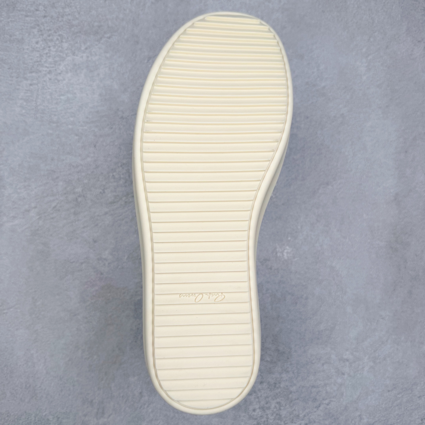 图片[9]-＃纯原 Rick Owens Edfu 瑞克·欧文斯低帮皮面时尚运动板鞋 最新版底模 drkshdw字体凸出来的 无半点色差 斜纹布的材质和间距都是极致还原 【鞋头采用原版一致工艺 又翘又歪的效果目前这个技术市面上的任何版本都达不到这个效果】【经历了3个半月时间洪师傅带领8人团队终于研究出1-1复刻还原版本 东莞厚街洪师傅是一位有着17年的开板师经验丰富的一位老师傅 一针一孔的研究 私模开发205个走针69个细节一步到位不敢说百分百💯保证有百分之98还原 慢工出细活 好的产品不怕晚 这次的开发针对艺术家 收藏家 高品质的人群 定制品牌logo的拉链 超大一比一规格礼盒装 重达3斤以上 外加定制欧文斯保护盒 配有日文、英文 双语种配件卡片 细节诠释 一件不落 鞋盒翻盖 三标 正面+底部都一一做到 虽然增加不了实质的成本 但是打磨产品的细节 再微小也会还原 尺码：38 39 40 41 42 43 44 45 46-选品中心