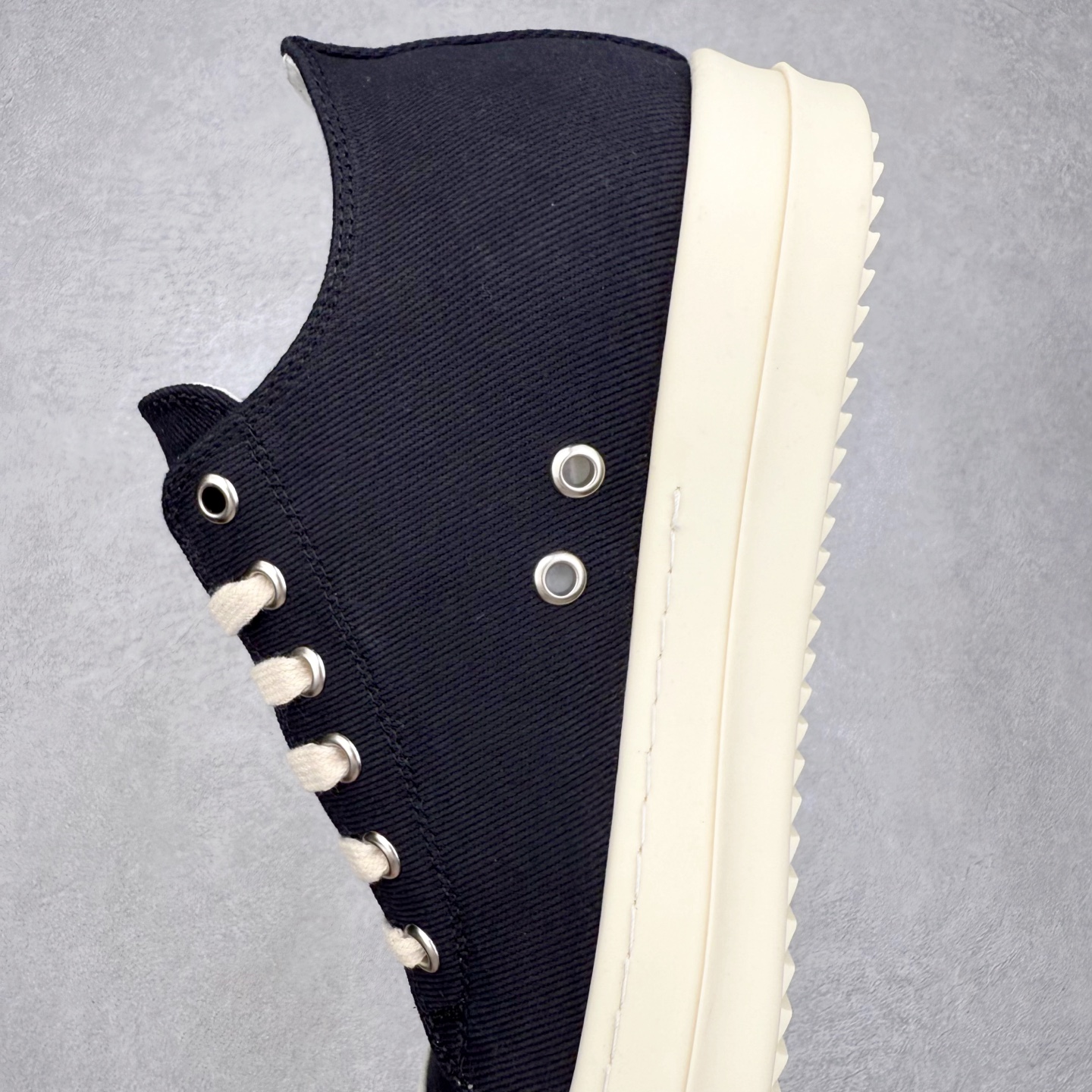 图片[7]-＃纯原 Rick Owens Edfu 瑞克·欧文斯低帮皮面时尚运动板鞋 最新版底模 drkshdw字体凸出来的 无半点色差 斜纹布的材质和间距都是极致还原 【鞋头采用原版一致工艺 又翘又歪的效果目前这个技术市面上的任何版本都达不到这个效果】【经历了3个半月时间洪师傅带领8人团队终于研究出1-1复刻还原版本 东莞厚街洪师傅是一位有着17年的开板师经验丰富的一位老师傅 一针一孔的研究 私模开发205个走针69个细节一步到位不敢说百分百💯保证有百分之98还原 慢工出细活 好的产品不怕晚 这次的开发针对艺术家 收藏家 高品质的人群 定制品牌logo的拉链 超大一比一规格礼盒装 重达3斤以上 外加定制欧文斯保护盒 配有日文、英文 双语种配件卡片 细节诠释 一件不落 鞋盒翻盖 三标 正面+底部都一一做到 虽然增加不了实质的成本 但是打磨产品的细节 再微小也会还原 尺码：38 39 40 41 42 43 44 45 46-选品中心