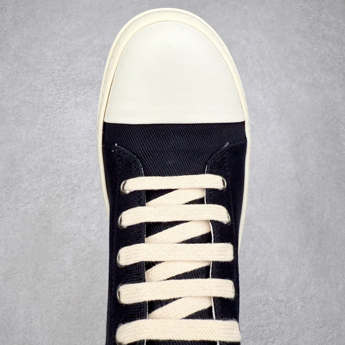 图片[4]-＃纯原 Rick Owens Edfu 瑞克·欧文斯低帮皮面时尚运动板鞋 最新版底模 drkshdw字体凸出来的 无半点色差 斜纹布的材质和间距都是极致还原 【鞋头采用原版一致工艺 又翘又歪的效果目前这个技术市面上的任何版本都达不到这个效果】【经历了3个半月时间洪师傅带领8人团队终于研究出1-1复刻还原版本 东莞厚街洪师傅是一位有着17年的开板师经验丰富的一位老师傅 一针一孔的研究 私模开发205个走针69个细节一步到位不敢说百分百💯保证有百分之98还原 慢工出细活 好的产品不怕晚 这次的开发针对艺术家 收藏家 高品质的人群 定制品牌logo的拉链 超大一比一规格礼盒装 重达3斤以上 外加定制欧文斯保护盒 配有日文、英文 双语种配件卡片 细节诠释 一件不落 鞋盒翻盖 三标 正面+底部都一一做到 虽然增加不了实质的成本 但是打磨产品的细节 再微小也会还原 尺码：38 39 40 41 42 43 44 45 46-选品中心