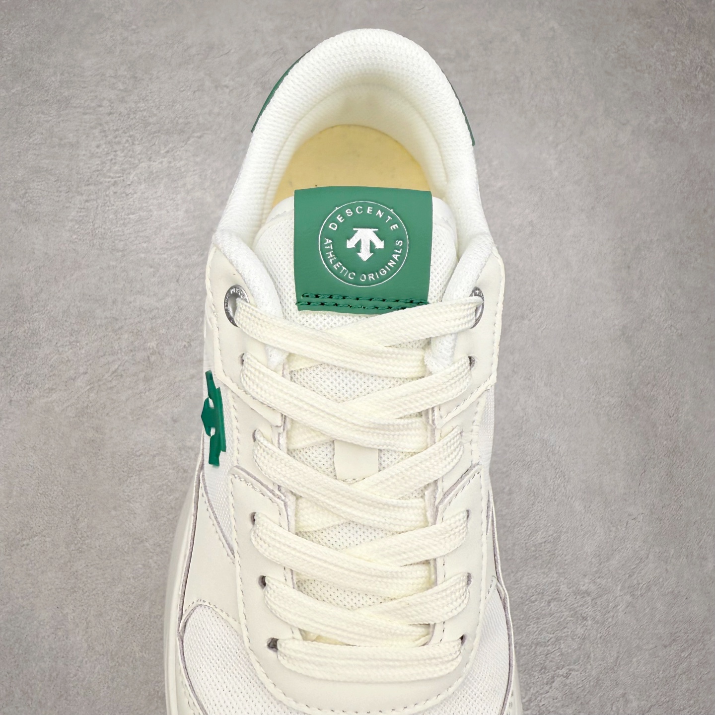 图片[5]-DESCENTE DUALIS 迪桑特都市通勤 DSR 时尚舒适耐磨低帮生活休闲鞋 DESCENTE（迪桑特）创立于1935年，品牌名取自法语词汇，意为“滑降”。品牌箭头标识代表滑雪的三种技术“高速直线滑行”、“穿越”和“侧滑”，也寓意品牌在打造高端专业运动产品中不断追求完美的创新精神，致力于成为中国高端专业滑雪、综训、女子、铁人三项、高尔夫的第一品牌。实拍调校N版已经零色差零失真 百分百还原实物色彩所见即所得 不存在货不对板色差等低级问题 选购参考实物拍摄 不混卖不参货 只用心做好货严格选品 承诺混一赔十 尺码：36 36.5 37.5 38 38.5 39 40 40.5 41 42 42.5 43 44 44.5 45-选品中心