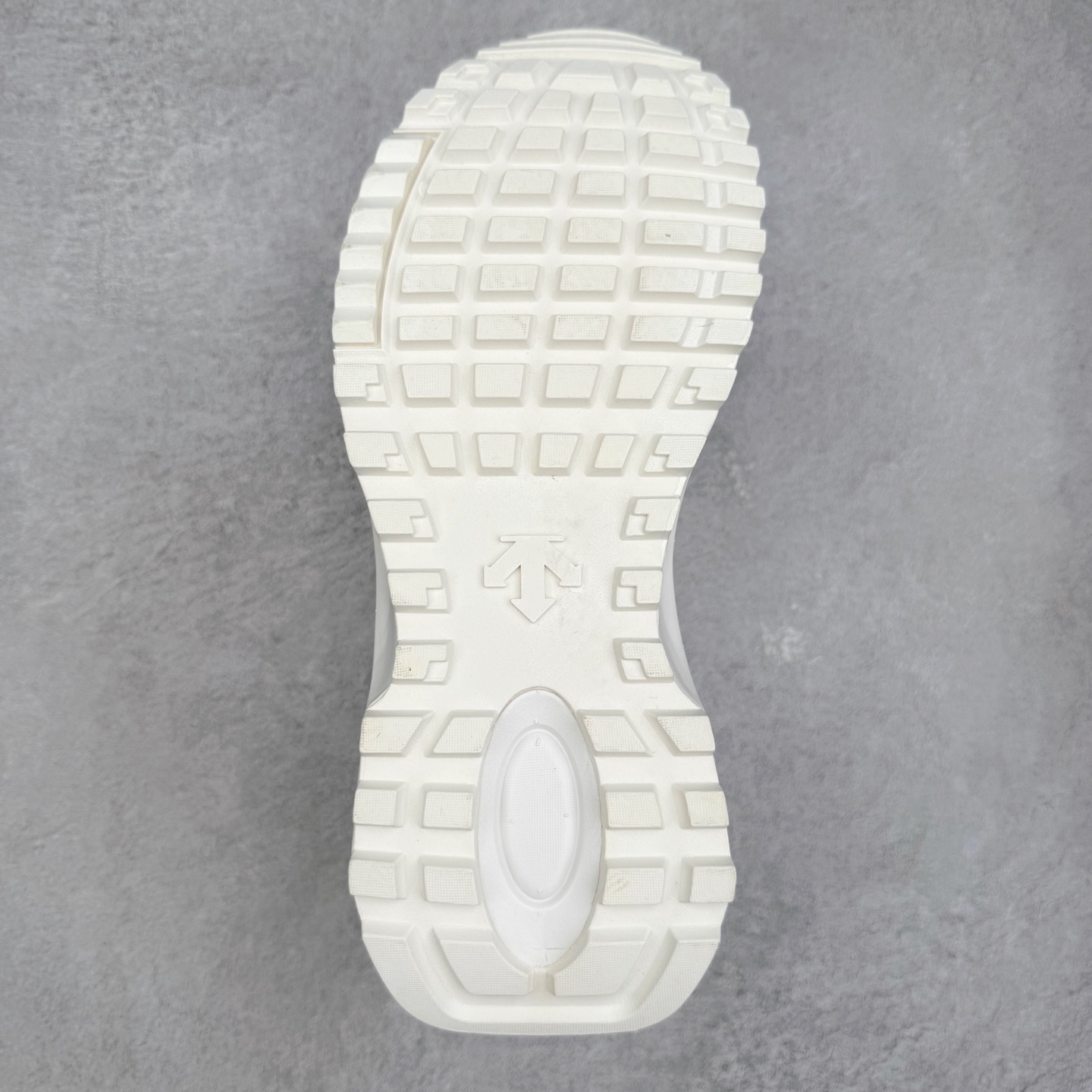 图片[9]-DESCENTE DUALIS 迪桑特都市通勤 DSR 时尚舒适耐磨低帮生活休闲鞋 DESCENTE（迪桑特）创立于1935年，品牌名取自法语词汇，意为“滑降”。品牌箭头标识代表滑雪的三种技术“高速直线滑行”、“穿越”和“侧滑”，也寓意品牌在打造高端专业运动产品中不断追求完美的创新精神，致力于成为中国高端专业滑雪、综训、女子、铁人三项、高尔夫的第一品牌。实拍调校N版已经零色差零失真 百分百还原实物色彩所见即所得 不存在货不对板色差等低级问题 选购参考实物拍摄 不混卖不参货 只用心做好货严格选品 承诺混一赔十 尺码：36 36.5 37.5 38 38.5 39 40 40.5 41 42 42.5 43 44 44.5 45-选品中心