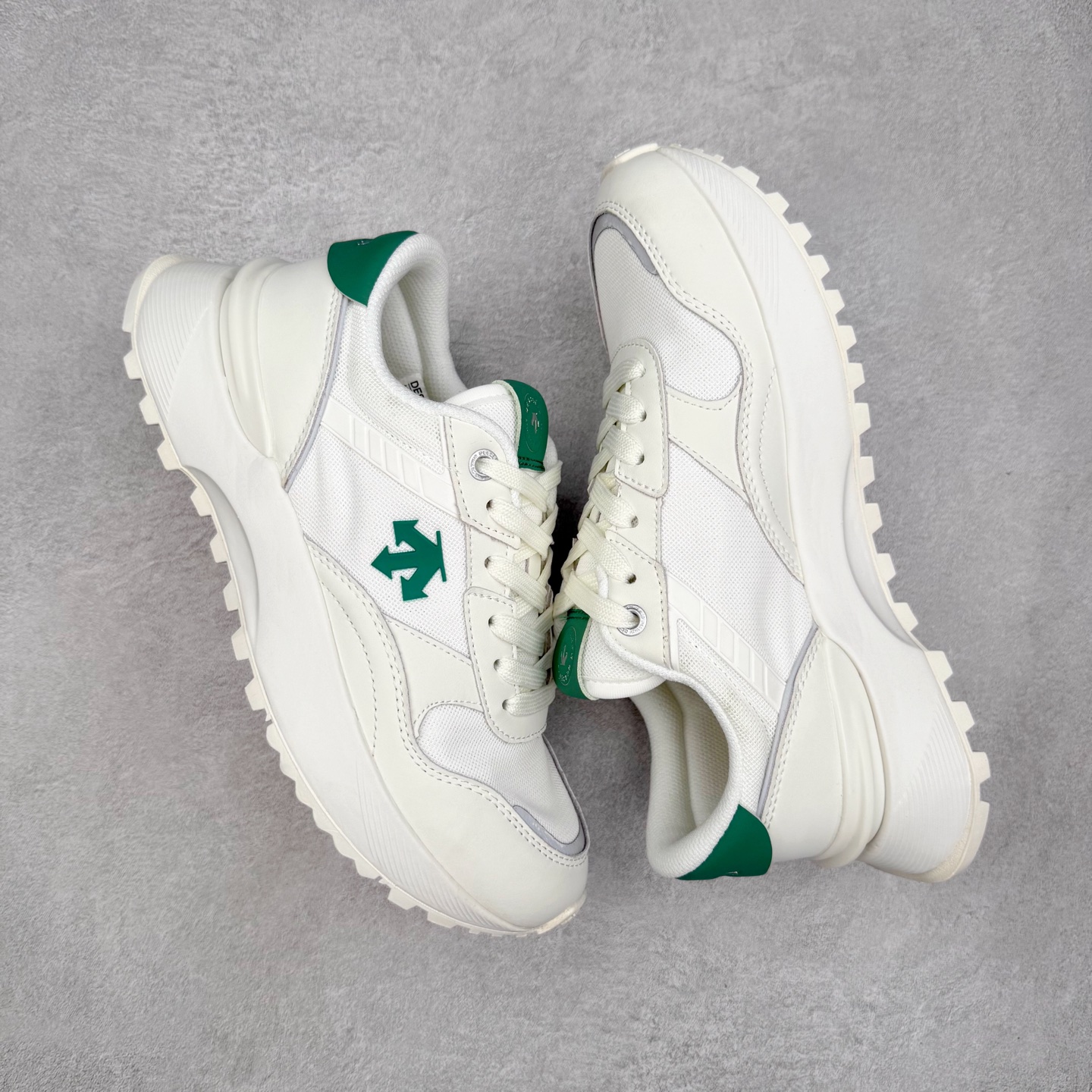 图片[3]-DESCENTE DUALIS 迪桑特都市通勤 DSR 时尚舒适耐磨低帮生活休闲鞋 DESCENTE（迪桑特）创立于1935年，品牌名取自法语词汇，意为“滑降”。品牌箭头标识代表滑雪的三种技术“高速直线滑行”、“穿越”和“侧滑”，也寓意品牌在打造高端专业运动产品中不断追求完美的创新精神，致力于成为中国高端专业滑雪、综训、女子、铁人三项、高尔夫的第一品牌。实拍调校N版已经零色差零失真 百分百还原实物色彩所见即所得 不存在货不对板色差等低级问题 选购参考实物拍摄 不混卖不参货 只用心做好货严格选品 承诺混一赔十 尺码：36 36.5 37.5 38 38.5 39 40 40.5 41 42 42.5 43 44 44.5 45-选品中心