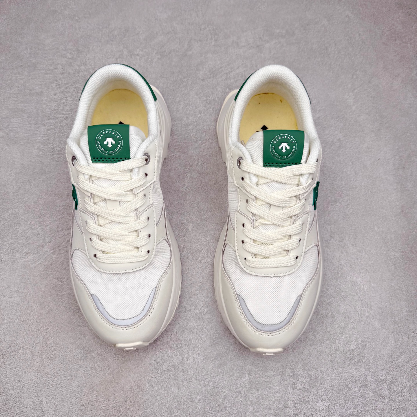 图片[2]-DESCENTE DUALIS 迪桑特都市通勤 DSR 时尚舒适耐磨低帮生活休闲鞋 DESCENTE（迪桑特）创立于1935年，品牌名取自法语词汇，意为“滑降”。品牌箭头标识代表滑雪的三种技术“高速直线滑行”、“穿越”和“侧滑”，也寓意品牌在打造高端专业运动产品中不断追求完美的创新精神，致力于成为中国高端专业滑雪、综训、女子、铁人三项、高尔夫的第一品牌。实拍调校N版已经零色差零失真 百分百还原实物色彩所见即所得 不存在货不对板色差等低级问题 选购参考实物拍摄 不混卖不参货 只用心做好货严格选品 承诺混一赔十 尺码：36 36.5 37.5 38 38.5 39 40 40.5 41 42 42.5 43 44 44.5 45-选品中心