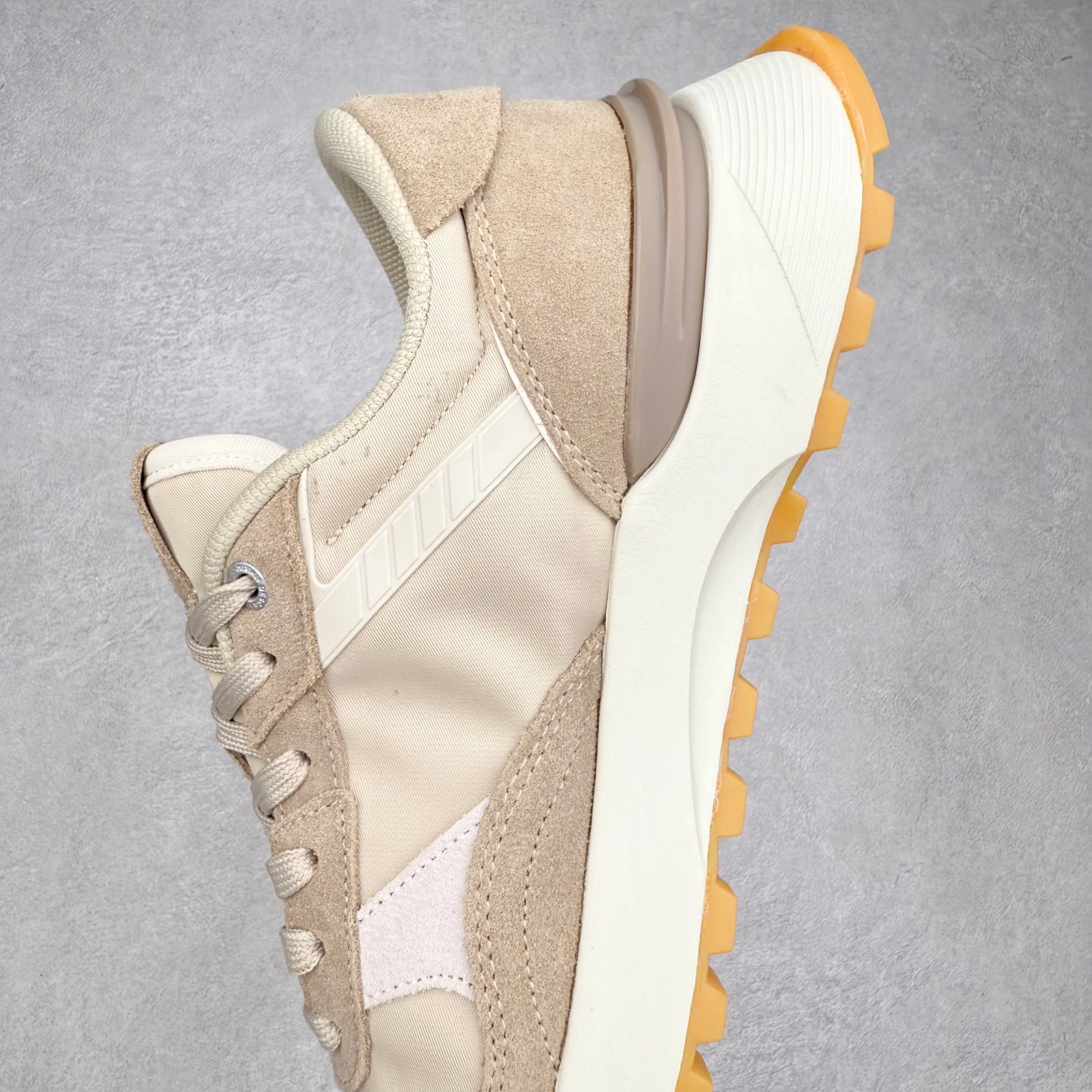 图片[7]-DESCENTE DUALIS 迪桑特都市通勤 DSR 时尚舒适耐磨低帮生活休闲鞋 DESCENTE（迪桑特）创立于1935年，品牌名取自法语词汇，意为“滑降”。品牌箭头标识代表滑雪的三种技术“高速直线滑行”、“穿越”和“侧滑”，也寓意品牌在打造高端专业运动产品中不断追求完美的创新精神，致力于成为中国高端专业滑雪、综训、女子、铁人三项、高尔夫的第一品牌。实拍调校N版已经零色差零失真 百分百还原实物色彩所见即所得 不存在货不对板色差等低级问题 选购参考实物拍摄 不混卖不参货 只用心做好货严格选品 承诺混一赔十 尺码：36 36.5 37.5 38 38.5 39 40 40.5 41 42 42.5 43 44 44.5 45-选品中心