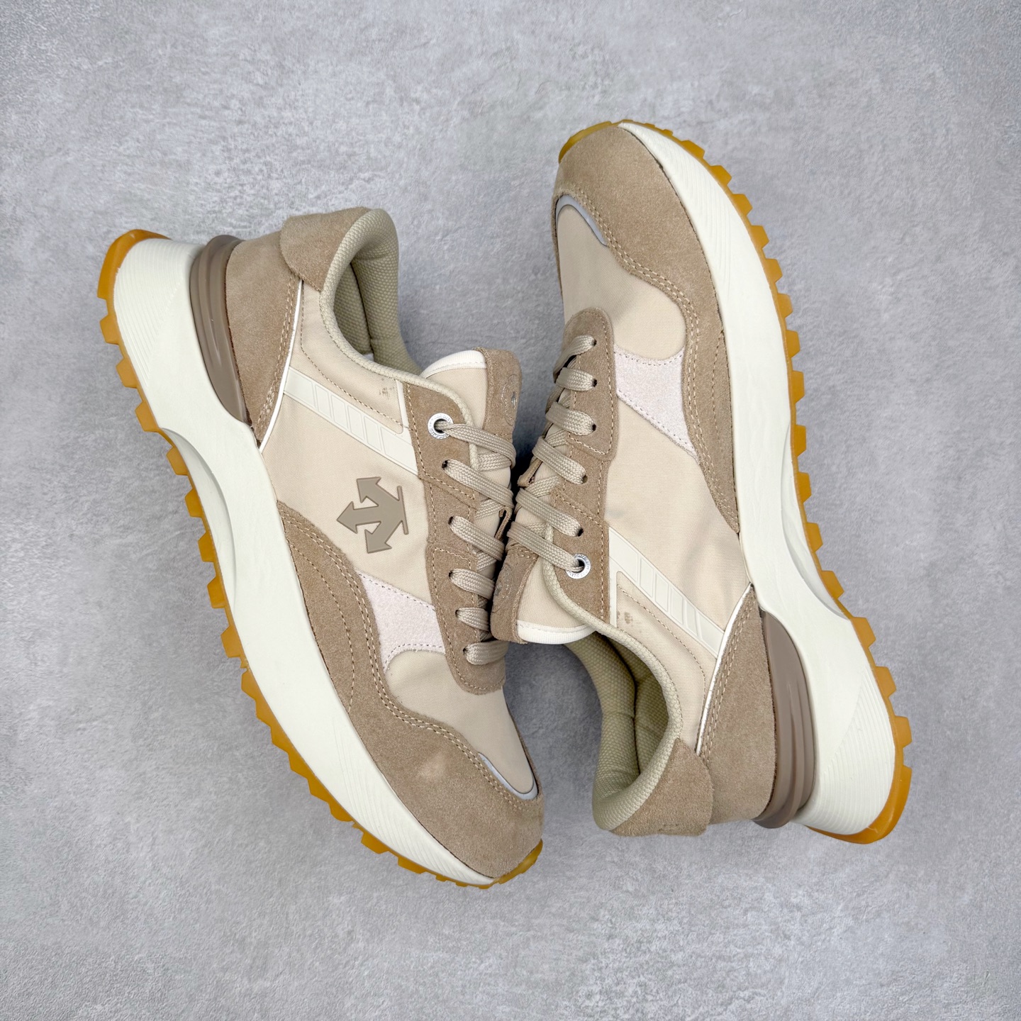 图片[3]-DESCENTE DUALIS 迪桑特都市通勤 DSR 时尚舒适耐磨低帮生活休闲鞋 DESCENTE（迪桑特）创立于1935年，品牌名取自法语词汇，意为“滑降”。品牌箭头标识代表滑雪的三种技术“高速直线滑行”、“穿越”和“侧滑”，也寓意品牌在打造高端专业运动产品中不断追求完美的创新精神，致力于成为中国高端专业滑雪、综训、女子、铁人三项、高尔夫的第一品牌。实拍调校N版已经零色差零失真 百分百还原实物色彩所见即所得 不存在货不对板色差等低级问题 选购参考实物拍摄 不混卖不参货 只用心做好货严格选品 承诺混一赔十 尺码：36 36.5 37.5 38 38.5 39 40 40.5 41 42 42.5 43 44 44.5 45-选品中心