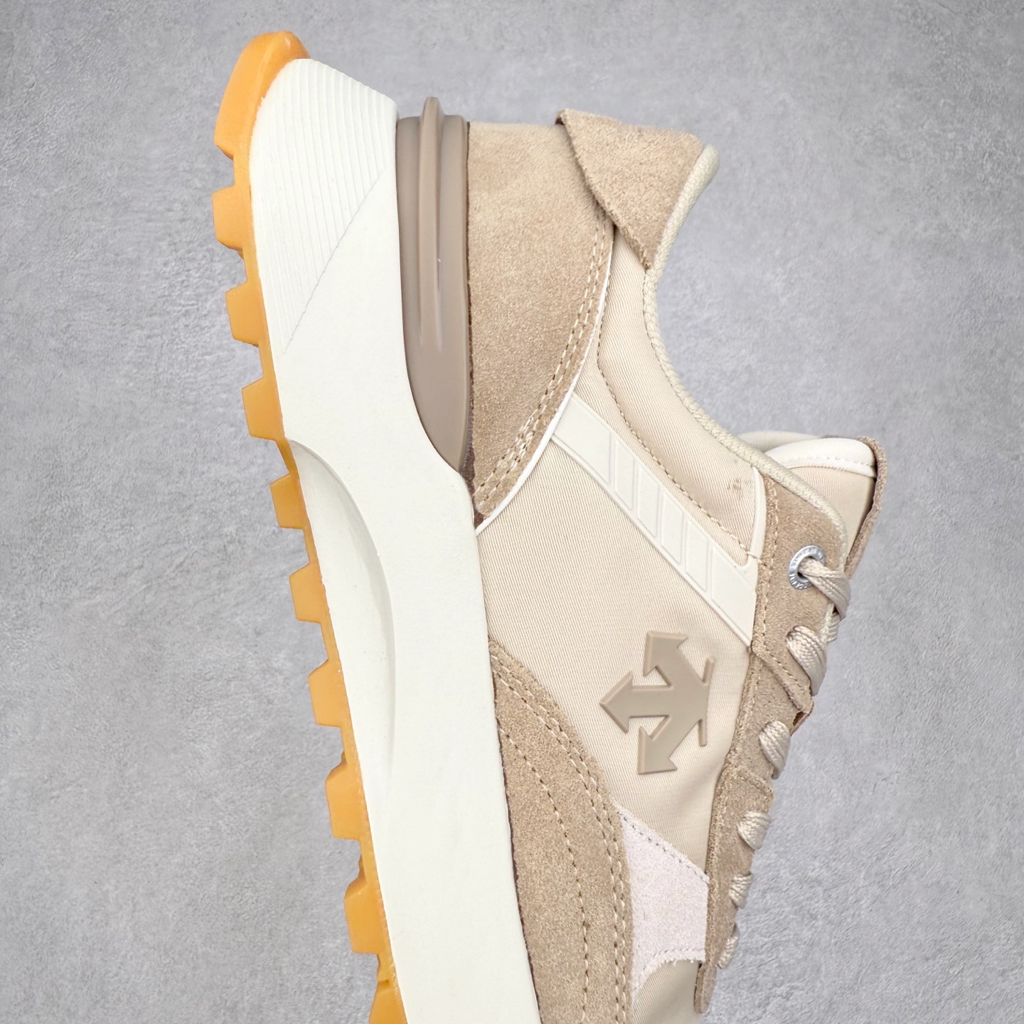 图片[6]-DESCENTE DUALIS 迪桑特都市通勤 DSR 时尚舒适耐磨低帮生活休闲鞋 DESCENTE（迪桑特）创立于1935年，品牌名取自法语词汇，意为“滑降”。品牌箭头标识代表滑雪的三种技术“高速直线滑行”、“穿越”和“侧滑”，也寓意品牌在打造高端专业运动产品中不断追求完美的创新精神，致力于成为中国高端专业滑雪、综训、女子、铁人三项、高尔夫的第一品牌。实拍调校N版已经零色差零失真 百分百还原实物色彩所见即所得 不存在货不对板色差等低级问题 选购参考实物拍摄 不混卖不参货 只用心做好货严格选品 承诺混一赔十 尺码：36 36.5 37.5 38 38.5 39 40 40.5 41 42 42.5 43 44 44.5 45-选品中心