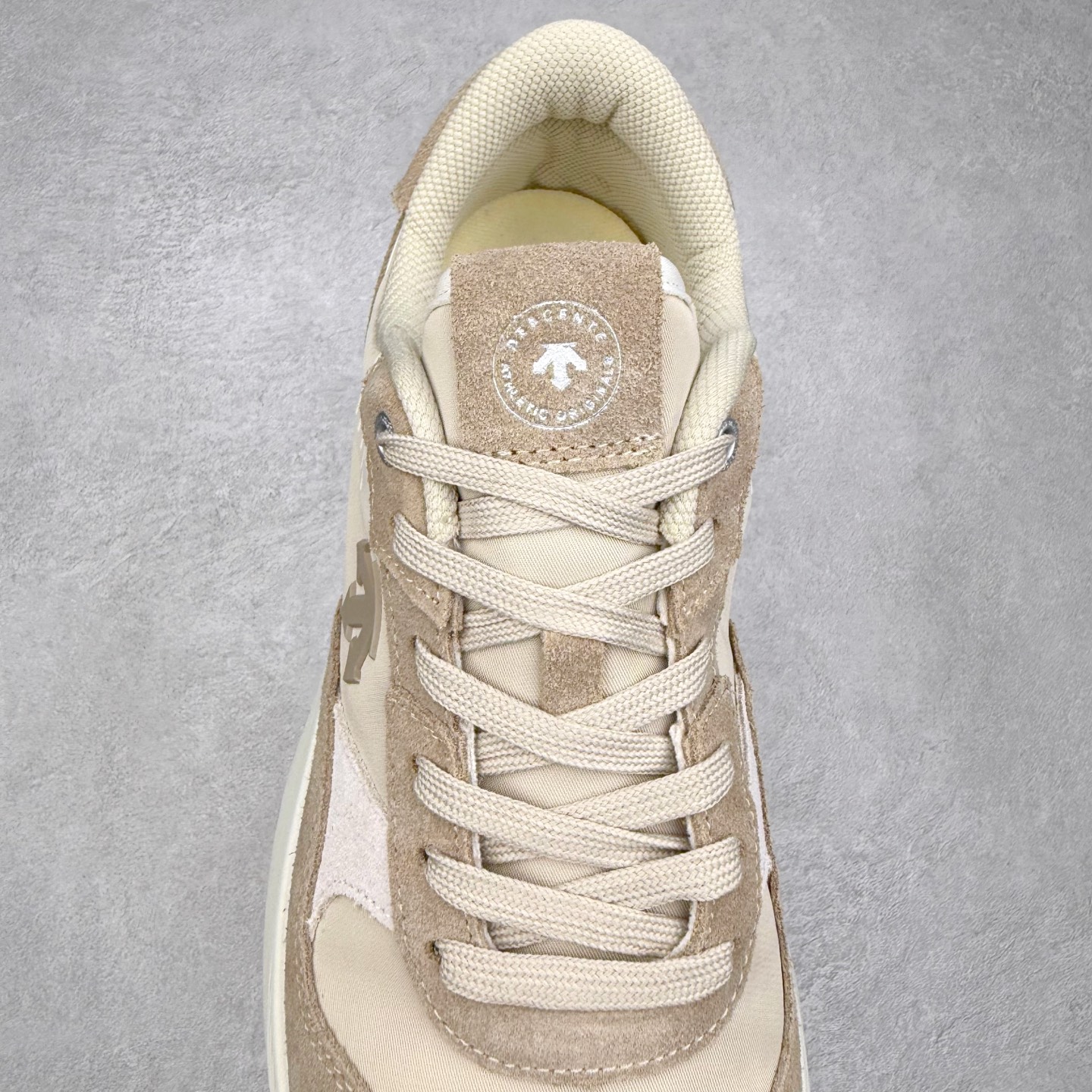 图片[5]-DESCENTE DUALIS 迪桑特都市通勤 DSR 时尚舒适耐磨低帮生活休闲鞋 DESCENTE（迪桑特）创立于1935年，品牌名取自法语词汇，意为“滑降”。品牌箭头标识代表滑雪的三种技术“高速直线滑行”、“穿越”和“侧滑”，也寓意品牌在打造高端专业运动产品中不断追求完美的创新精神，致力于成为中国高端专业滑雪、综训、女子、铁人三项、高尔夫的第一品牌。实拍调校N版已经零色差零失真 百分百还原实物色彩所见即所得 不存在货不对板色差等低级问题 选购参考实物拍摄 不混卖不参货 只用心做好货严格选品 承诺混一赔十 尺码：36 36.5 37.5 38 38.5 39 40 40.5 41 42 42.5 43 44 44.5 45-选品中心