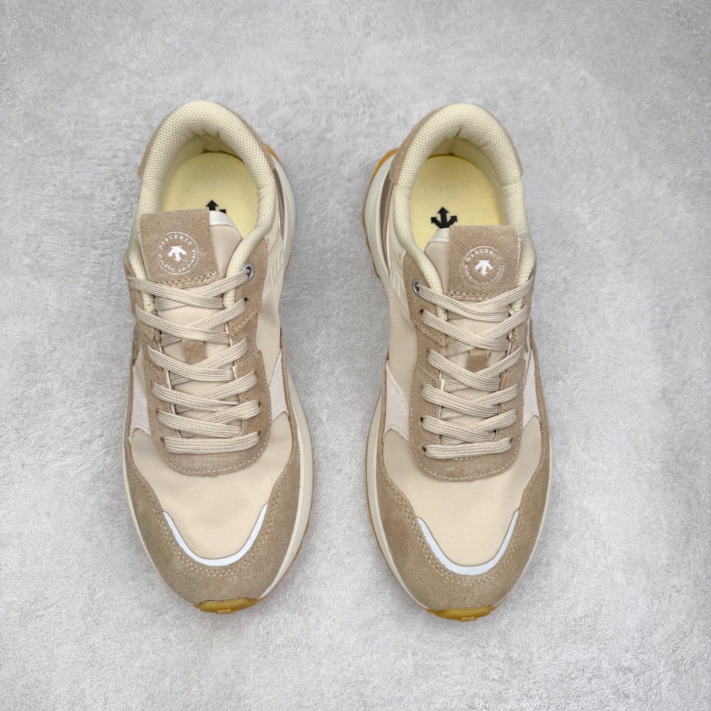 图片[2]-DESCENTE DUALIS 迪桑特都市通勤 DSR 时尚舒适耐磨低帮生活休闲鞋 DESCENTE（迪桑特）创立于1935年，品牌名取自法语词汇，意为“滑降”。品牌箭头标识代表滑雪的三种技术“高速直线滑行”、“穿越”和“侧滑”，也寓意品牌在打造高端专业运动产品中不断追求完美的创新精神，致力于成为中国高端专业滑雪、综训、女子、铁人三项、高尔夫的第一品牌。实拍调校N版已经零色差零失真 百分百还原实物色彩所见即所得 不存在货不对板色差等低级问题 选购参考实物拍摄 不混卖不参货 只用心做好货严格选品 承诺混一赔十 尺码：36 36.5 37.5 38 38.5 39 40 40.5 41 42 42.5 43 44 44.5 45-选品中心