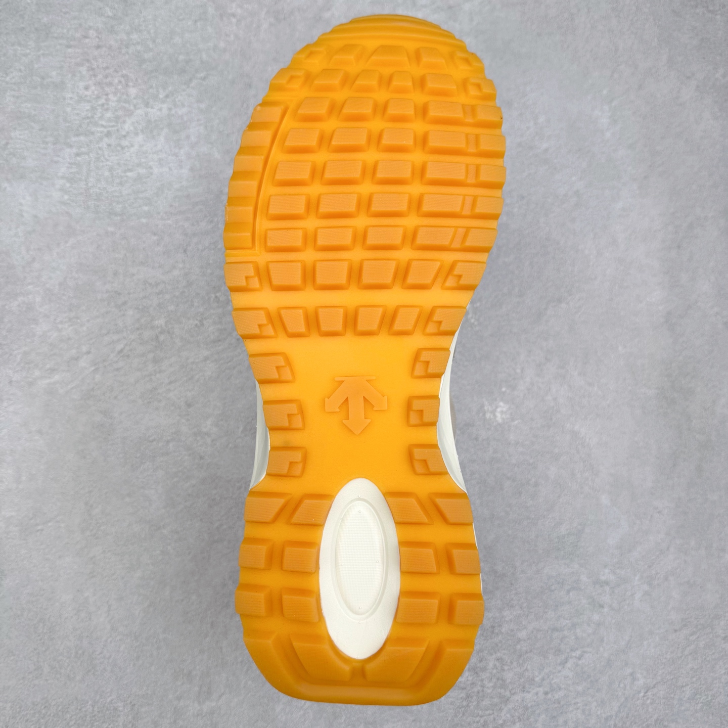 图片[9]-DESCENTE DUALIS 迪桑特都市通勤 DSR 时尚舒适耐磨低帮生活休闲鞋 DESCENTE（迪桑特）创立于1935年，品牌名取自法语词汇，意为“滑降”。品牌箭头标识代表滑雪的三种技术“高速直线滑行”、“穿越”和“侧滑”，也寓意品牌在打造高端专业运动产品中不断追求完美的创新精神，致力于成为中国高端专业滑雪、综训、女子、铁人三项、高尔夫的第一品牌。实拍调校N版已经零色差零失真 百分百还原实物色彩所见即所得 不存在货不对板色差等低级问题 选购参考实物拍摄 不混卖不参货 只用心做好货严格选品 承诺混一赔十 尺码：36 36.5 37.5 38 38.5 39 40 40.5 41 42 42.5 43 44 44.5 45-选品中心