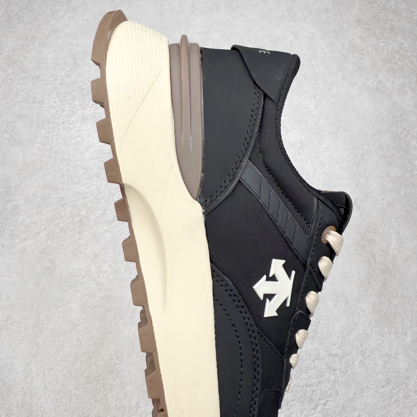 图片[6]-DESCENTE DUALIS 迪桑特都市通勤 DSR 时尚舒适耐磨低帮生活休闲鞋 DESCENTE（迪桑特）创立于1935年，品牌名取自法语词汇，意为“滑降”。品牌箭头标识代表滑雪的三种技术“高速直线滑行”、“穿越”和“侧滑”，也寓意品牌在打造高端专业运动产品中不断追求完美的创新精神，致力于成为中国高端专业滑雪、综训、女子、铁人三项、高尔夫的第一品牌。实拍调校N版已经零色差零失真 百分百还原实物色彩所见即所得 不存在货不对板色差等低级问题 选购参考实物拍摄 不混卖不参货 只用心做好货严格选品 承诺混一赔十 尺码：36 36.5 37.5 38 38.5 39 40 40.5 41 42 42.5 43 44 44.5 45-选品中心