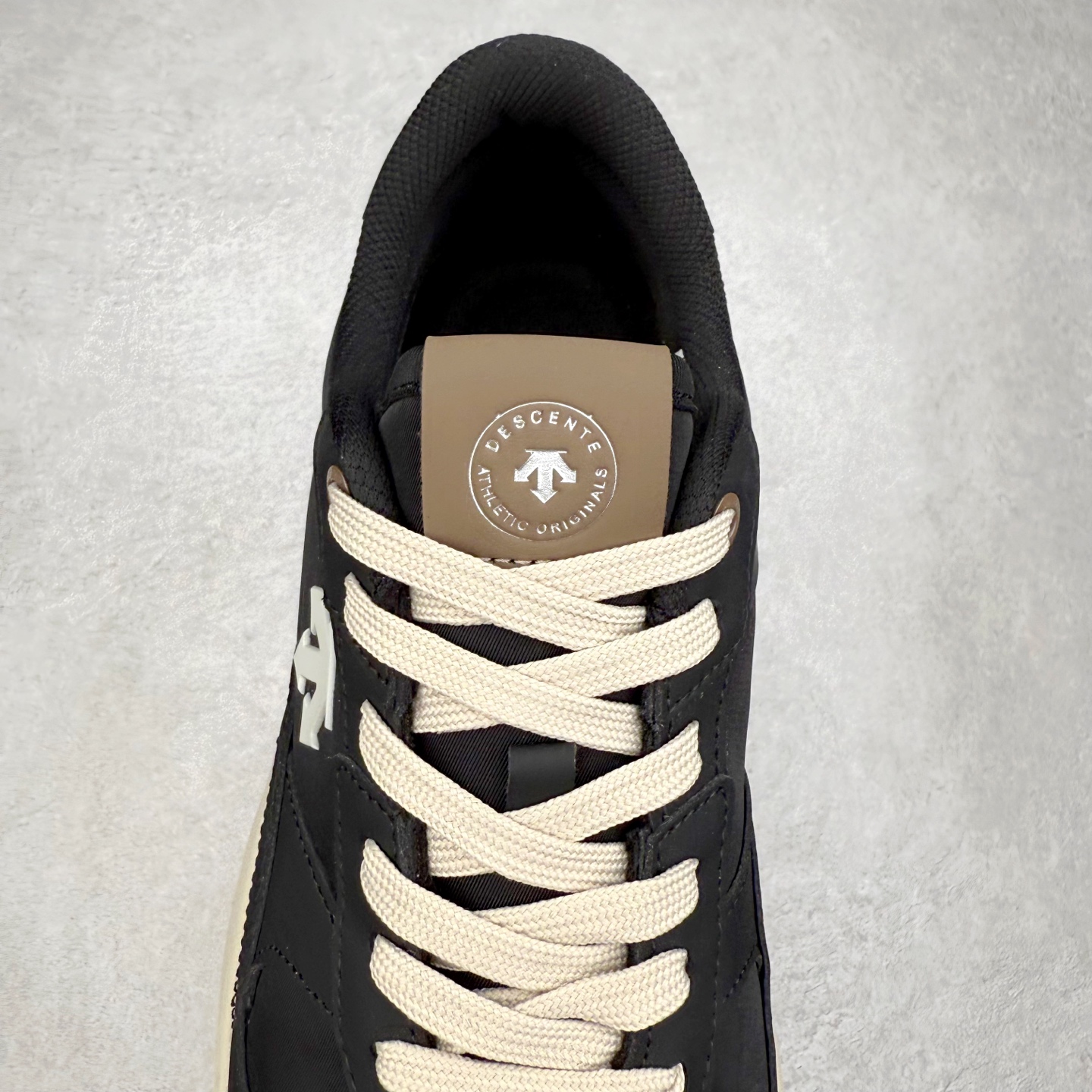 图片[5]-DESCENTE DUALIS 迪桑特都市通勤 DSR 时尚舒适耐磨低帮生活休闲鞋 DESCENTE（迪桑特）创立于1935年，品牌名取自法语词汇，意为“滑降”。品牌箭头标识代表滑雪的三种技术“高速直线滑行”、“穿越”和“侧滑”，也寓意品牌在打造高端专业运动产品中不断追求完美的创新精神，致力于成为中国高端专业滑雪、综训、女子、铁人三项、高尔夫的第一品牌。实拍调校N版已经零色差零失真 百分百还原实物色彩所见即所得 不存在货不对板色差等低级问题 选购参考实物拍摄 不混卖不参货 只用心做好货严格选品 承诺混一赔十 尺码：36 36.5 37.5 38 38.5 39 40 40.5 41 42 42.5 43 44 44.5 45-选品中心