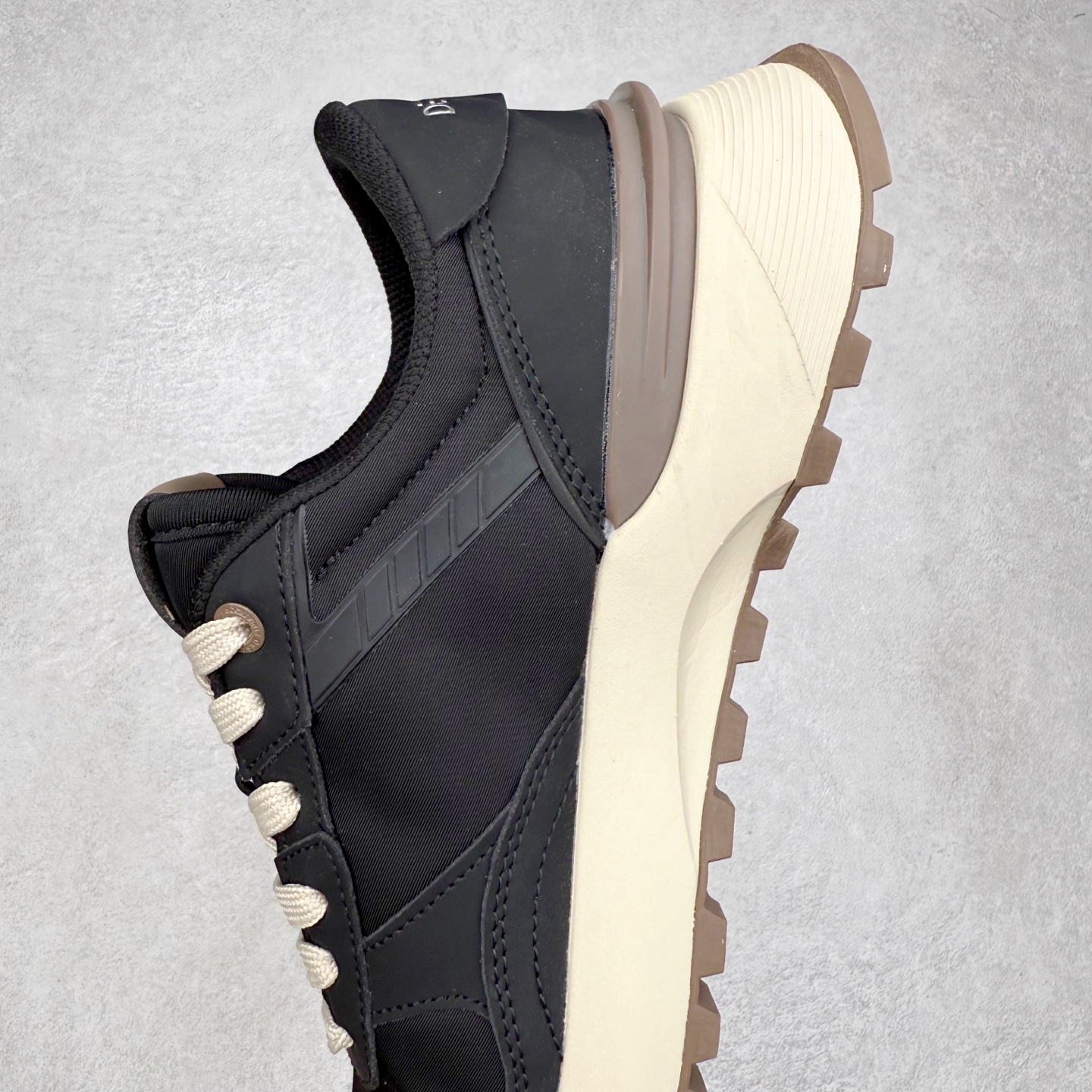 图片[7]-DESCENTE DUALIS 迪桑特都市通勤 DSR 时尚舒适耐磨低帮生活休闲鞋 DESCENTE（迪桑特）创立于1935年，品牌名取自法语词汇，意为“滑降”。品牌箭头标识代表滑雪的三种技术“高速直线滑行”、“穿越”和“侧滑”，也寓意品牌在打造高端专业运动产品中不断追求完美的创新精神，致力于成为中国高端专业滑雪、综训、女子、铁人三项、高尔夫的第一品牌。实拍调校N版已经零色差零失真 百分百还原实物色彩所见即所得 不存在货不对板色差等低级问题 选购参考实物拍摄 不混卖不参货 只用心做好货严格选品 承诺混一赔十 尺码：36 36.5 37.5 38 38.5 39 40 40.5 41 42 42.5 43 44 44.5 45-选品中心