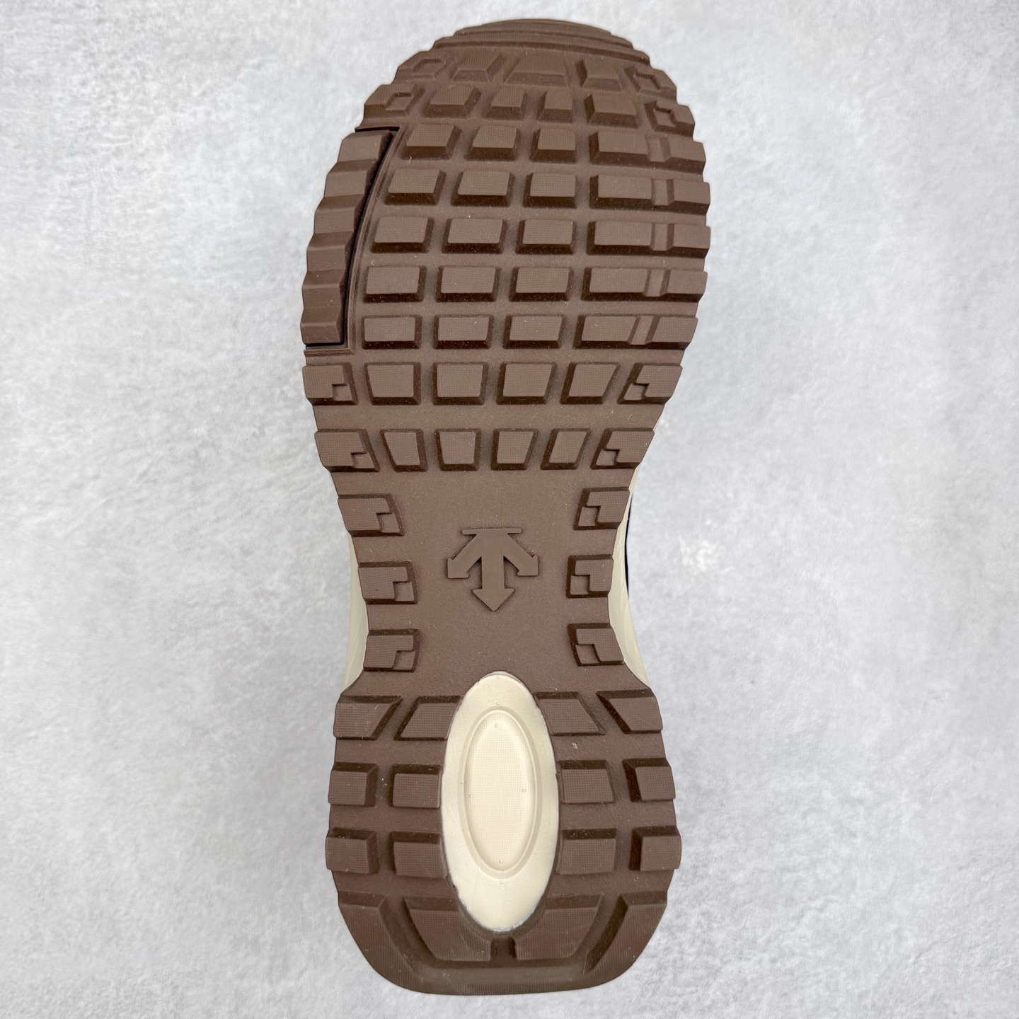 图片[9]-DESCENTE DUALIS 迪桑特都市通勤 DSR 时尚舒适耐磨低帮生活休闲鞋 DESCENTE（迪桑特）创立于1935年，品牌名取自法语词汇，意为“滑降”。品牌箭头标识代表滑雪的三种技术“高速直线滑行”、“穿越”和“侧滑”，也寓意品牌在打造高端专业运动产品中不断追求完美的创新精神，致力于成为中国高端专业滑雪、综训、女子、铁人三项、高尔夫的第一品牌。实拍调校N版已经零色差零失真 百分百还原实物色彩所见即所得 不存在货不对板色差等低级问题 选购参考实物拍摄 不混卖不参货 只用心做好货严格选品 承诺混一赔十 尺码：36 36.5 37.5 38 38.5 39 40 40.5 41 42 42.5 43 44 44.5 45-选品中心