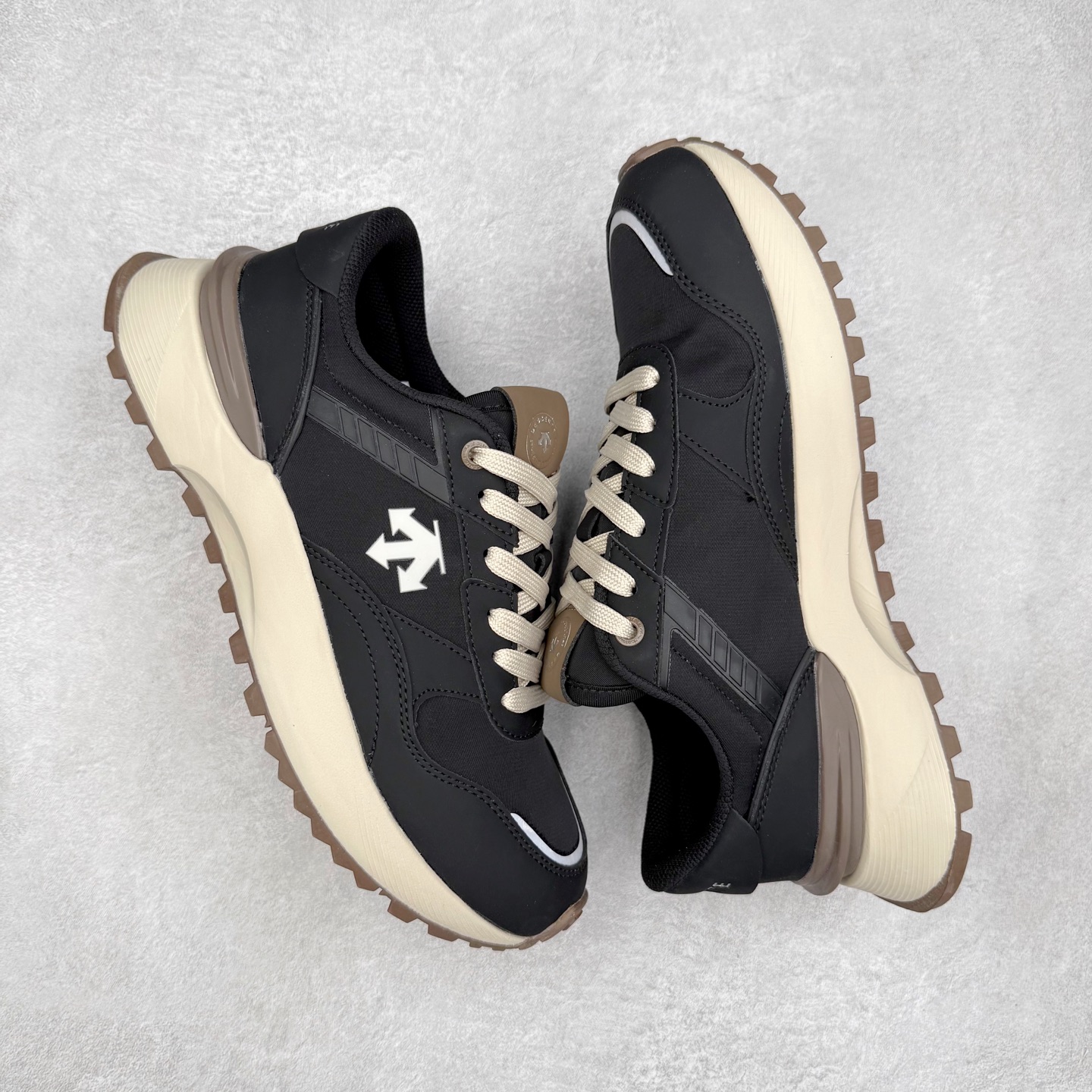 图片[3]-DESCENTE DUALIS 迪桑特都市通勤 DSR 时尚舒适耐磨低帮生活休闲鞋 DESCENTE（迪桑特）创立于1935年，品牌名取自法语词汇，意为“滑降”。品牌箭头标识代表滑雪的三种技术“高速直线滑行”、“穿越”和“侧滑”，也寓意品牌在打造高端专业运动产品中不断追求完美的创新精神，致力于成为中国高端专业滑雪、综训、女子、铁人三项、高尔夫的第一品牌。实拍调校N版已经零色差零失真 百分百还原实物色彩所见即所得 不存在货不对板色差等低级问题 选购参考实物拍摄 不混卖不参货 只用心做好货严格选品 承诺混一赔十 尺码：36 36.5 37.5 38 38.5 39 40 40.5 41 42 42.5 43 44 44.5 45-选品中心