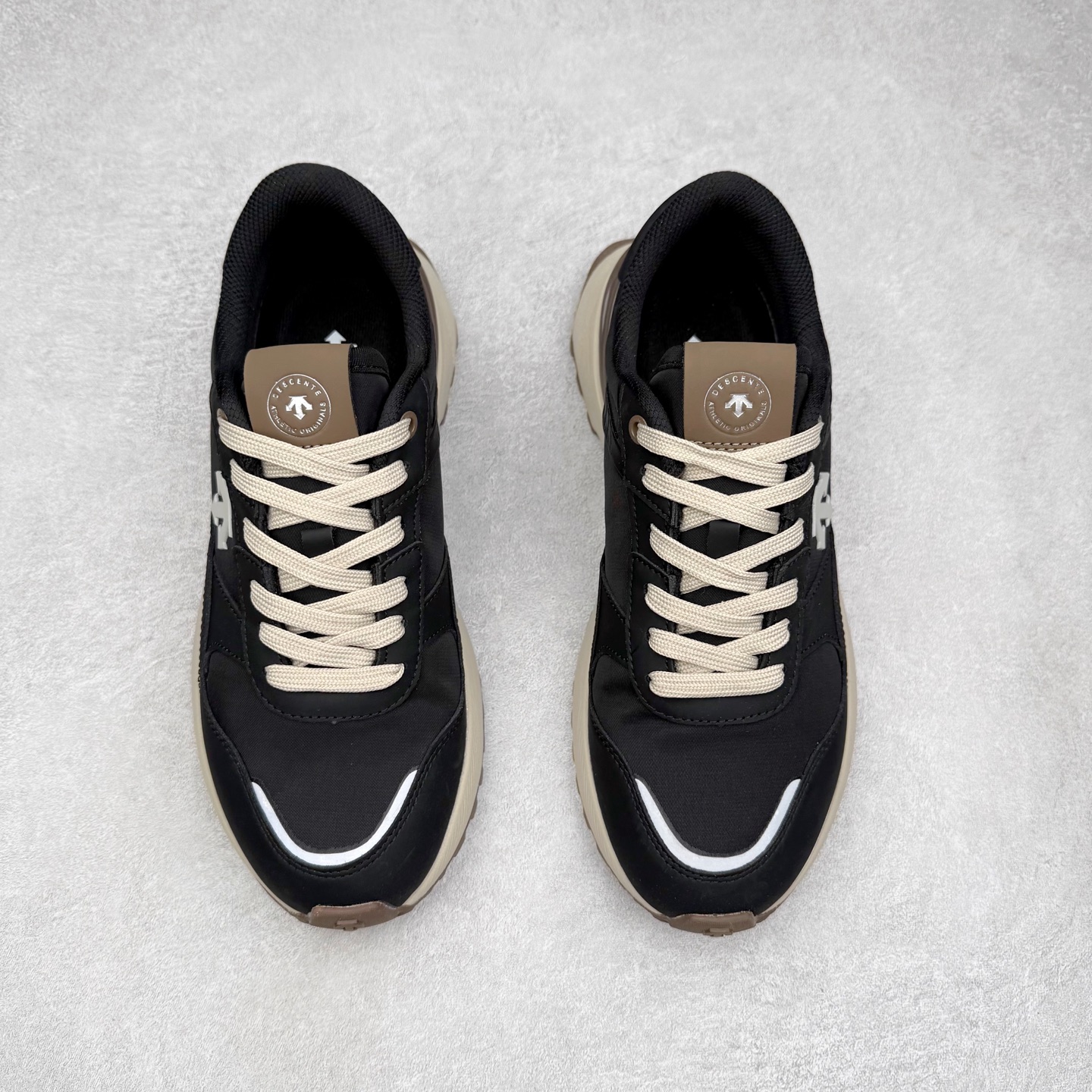 图片[2]-DESCENTE DUALIS 迪桑特都市通勤 DSR 时尚舒适耐磨低帮生活休闲鞋 DESCENTE（迪桑特）创立于1935年，品牌名取自法语词汇，意为“滑降”。品牌箭头标识代表滑雪的三种技术“高速直线滑行”、“穿越”和“侧滑”，也寓意品牌在打造高端专业运动产品中不断追求完美的创新精神，致力于成为中国高端专业滑雪、综训、女子、铁人三项、高尔夫的第一品牌。实拍调校N版已经零色差零失真 百分百还原实物色彩所见即所得 不存在货不对板色差等低级问题 选购参考实物拍摄 不混卖不参货 只用心做好货严格选品 承诺混一赔十 尺码：36 36.5 37.5 38 38.5 39 40 40.5 41 42 42.5 43 44 44.5 45-选品中心