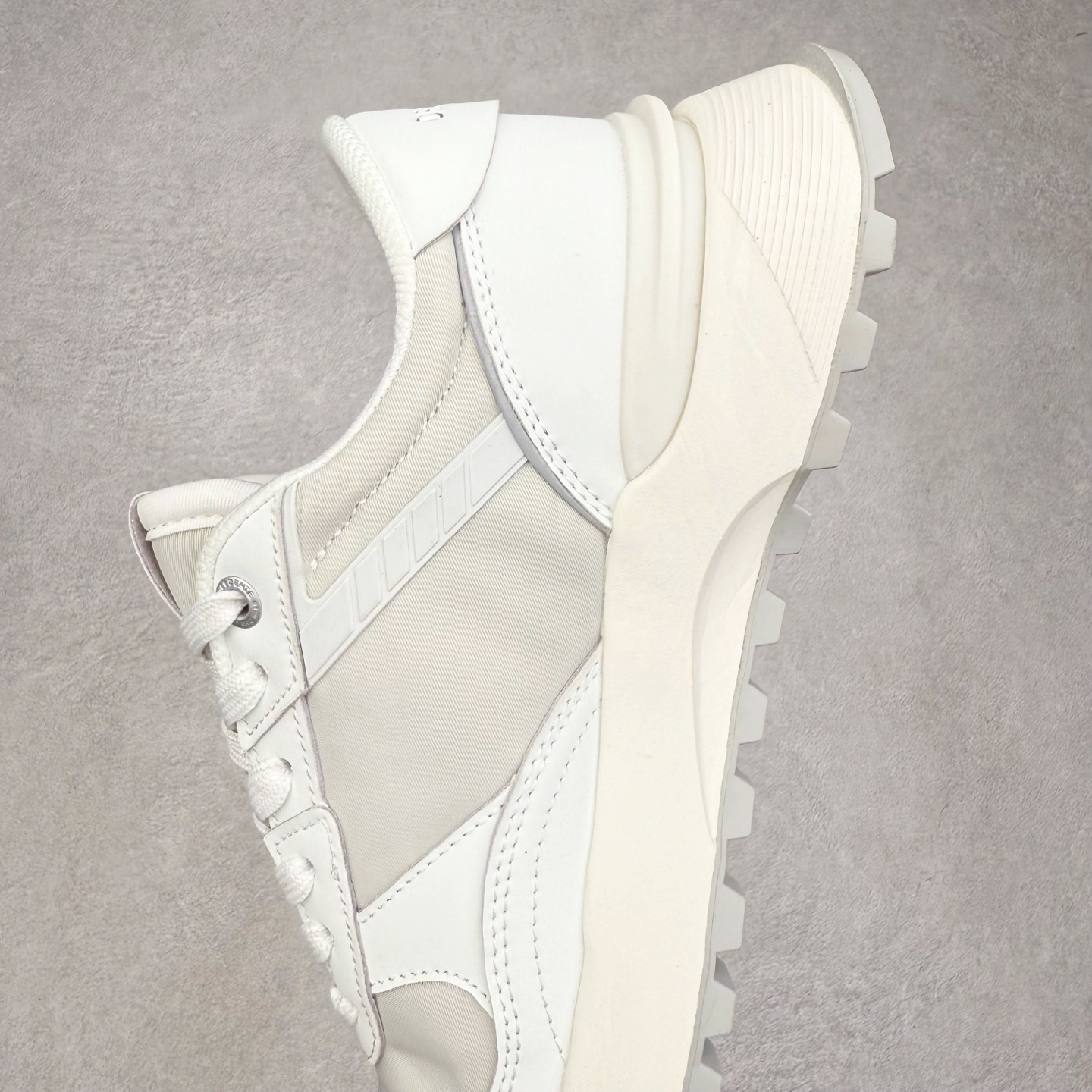 图片[7]-DESCENTE DUALIS 迪桑特都市通勤 DSR 时尚舒适耐磨低帮生活休闲鞋 DESCENTE（迪桑特）创立于1935年，品牌名取自法语词汇，意为“滑降”。品牌箭头标识代表滑雪的三种技术“高速直线滑行”、“穿越”和“侧滑”，也寓意品牌在打造高端专业运动产品中不断追求完美的创新精神，致力于成为中国高端专业滑雪、综训、女子、铁人三项、高尔夫的第一品牌。实拍调校N版已经零色差零失真 百分百还原实物色彩所见即所得 不存在货不对板色差等低级问题 选购参考实物拍摄 不混卖不参货 只用心做好货严格选品 承诺混一赔十 尺码：36 36.5 37.5 38 38.5 39 40 40.5 41 42 42.5 43 44 44.5 45-选品中心