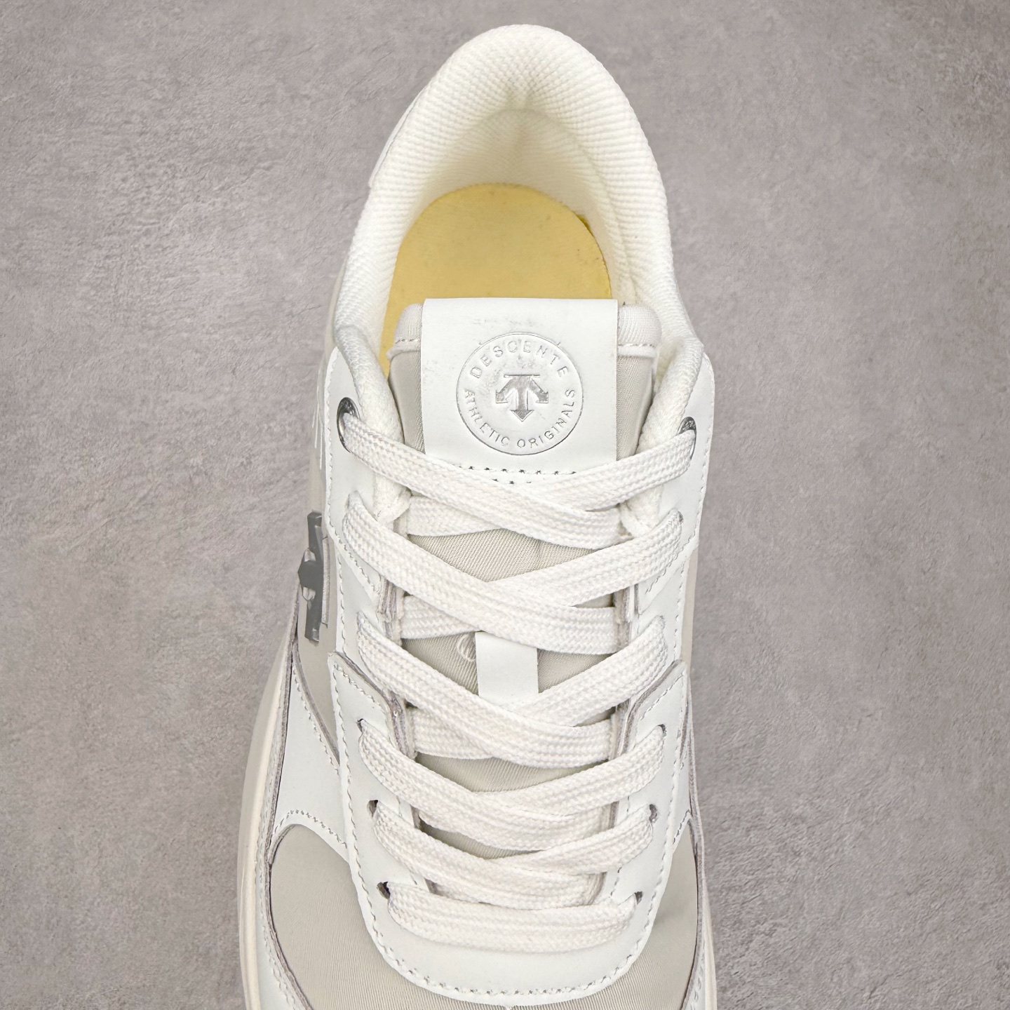 图片[5]-DESCENTE DUALIS 迪桑特都市通勤 DSR 时尚舒适耐磨低帮生活休闲鞋 DESCENTE（迪桑特）创立于1935年，品牌名取自法语词汇，意为“滑降”。品牌箭头标识代表滑雪的三种技术“高速直线滑行”、“穿越”和“侧滑”，也寓意品牌在打造高端专业运动产品中不断追求完美的创新精神，致力于成为中国高端专业滑雪、综训、女子、铁人三项、高尔夫的第一品牌。实拍调校N版已经零色差零失真 百分百还原实物色彩所见即所得 不存在货不对板色差等低级问题 选购参考实物拍摄 不混卖不参货 只用心做好货严格选品 承诺混一赔十 尺码：36 36.5 37.5 38 38.5 39 40 40.5 41 42 42.5 43 44 44.5 45-选品中心