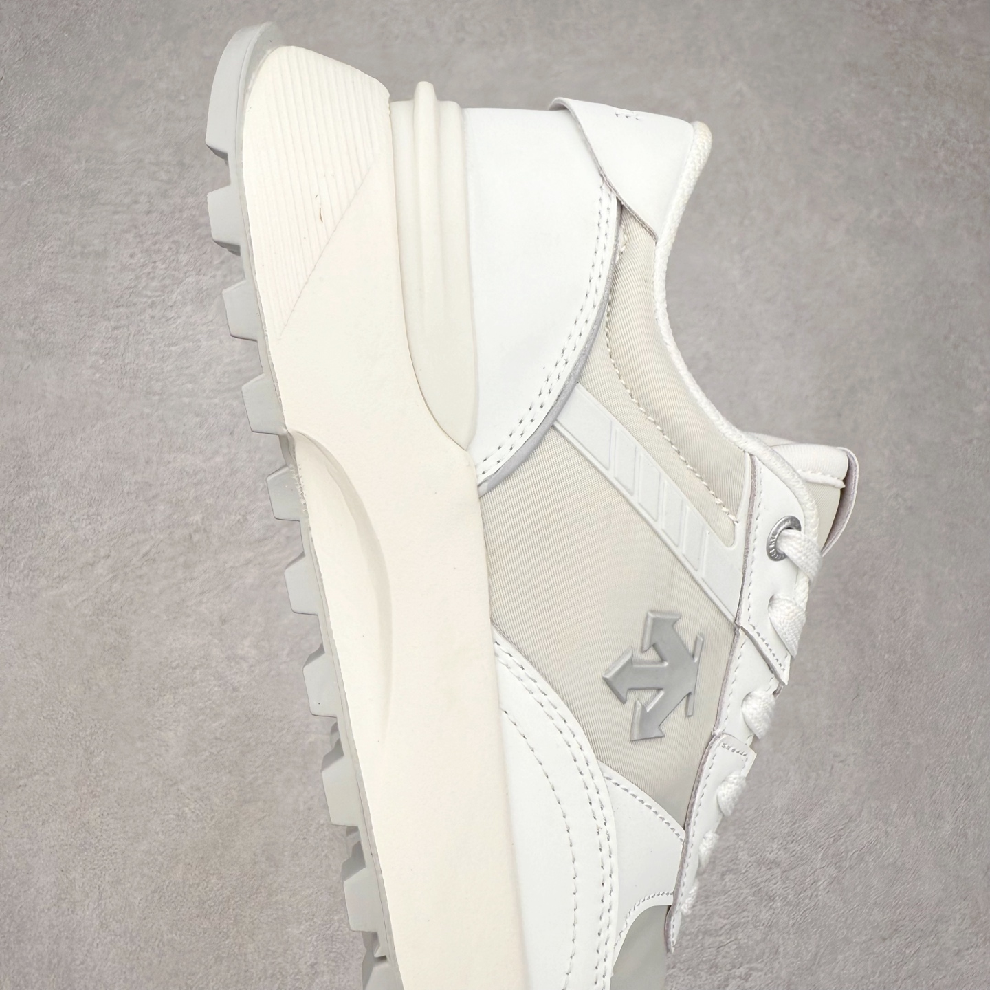 图片[6]-DESCENTE DUALIS 迪桑特都市通勤 DSR 时尚舒适耐磨低帮生活休闲鞋 DESCENTE（迪桑特）创立于1935年，品牌名取自法语词汇，意为“滑降”。品牌箭头标识代表滑雪的三种技术“高速直线滑行”、“穿越”和“侧滑”，也寓意品牌在打造高端专业运动产品中不断追求完美的创新精神，致力于成为中国高端专业滑雪、综训、女子、铁人三项、高尔夫的第一品牌。实拍调校N版已经零色差零失真 百分百还原实物色彩所见即所得 不存在货不对板色差等低级问题 选购参考实物拍摄 不混卖不参货 只用心做好货严格选品 承诺混一赔十 尺码：36 36.5 37.5 38 38.5 39 40 40.5 41 42 42.5 43 44 44.5 45-选品中心